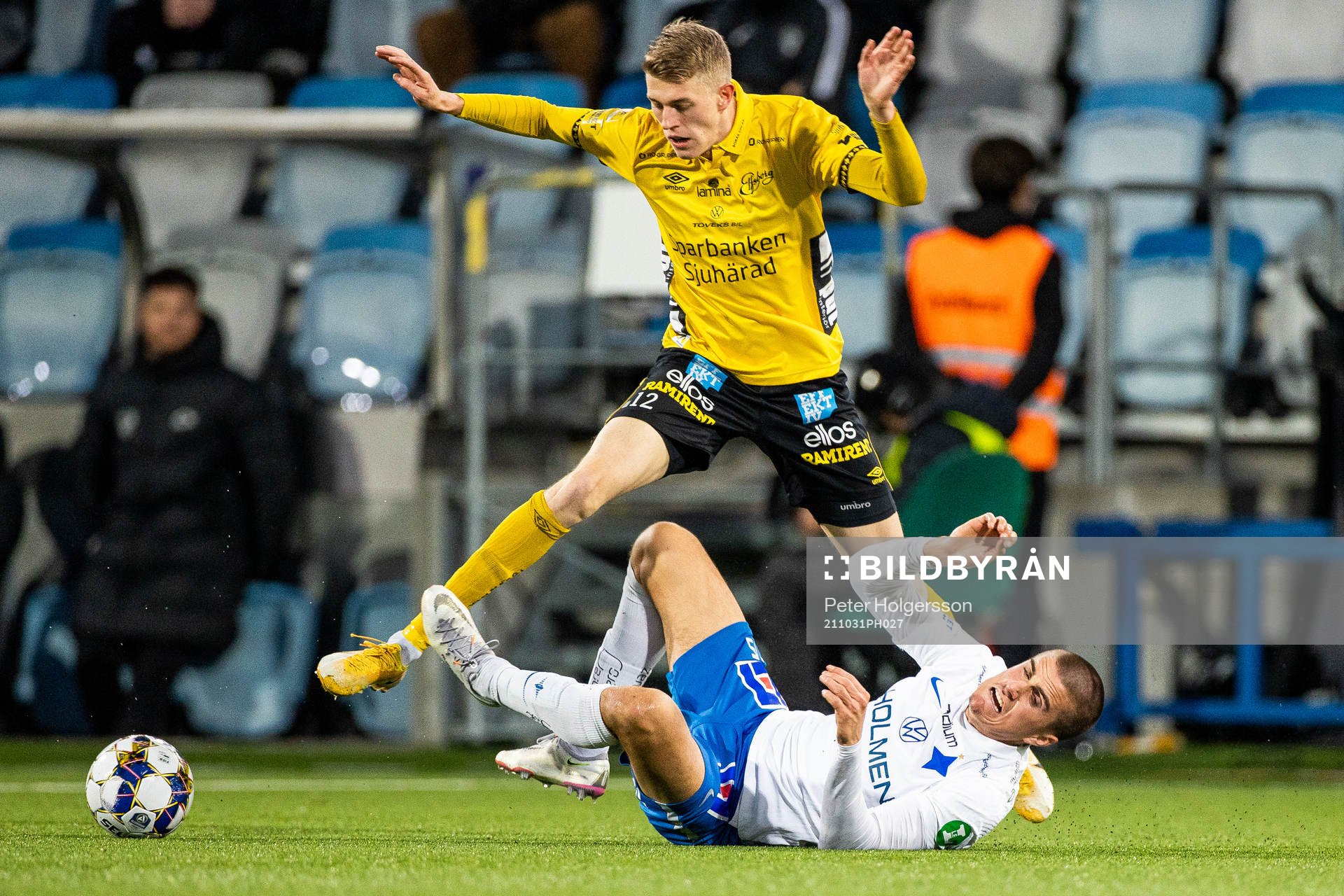 Elfsborgs Alexander Bernhardsson i kamp om bollen med IFK