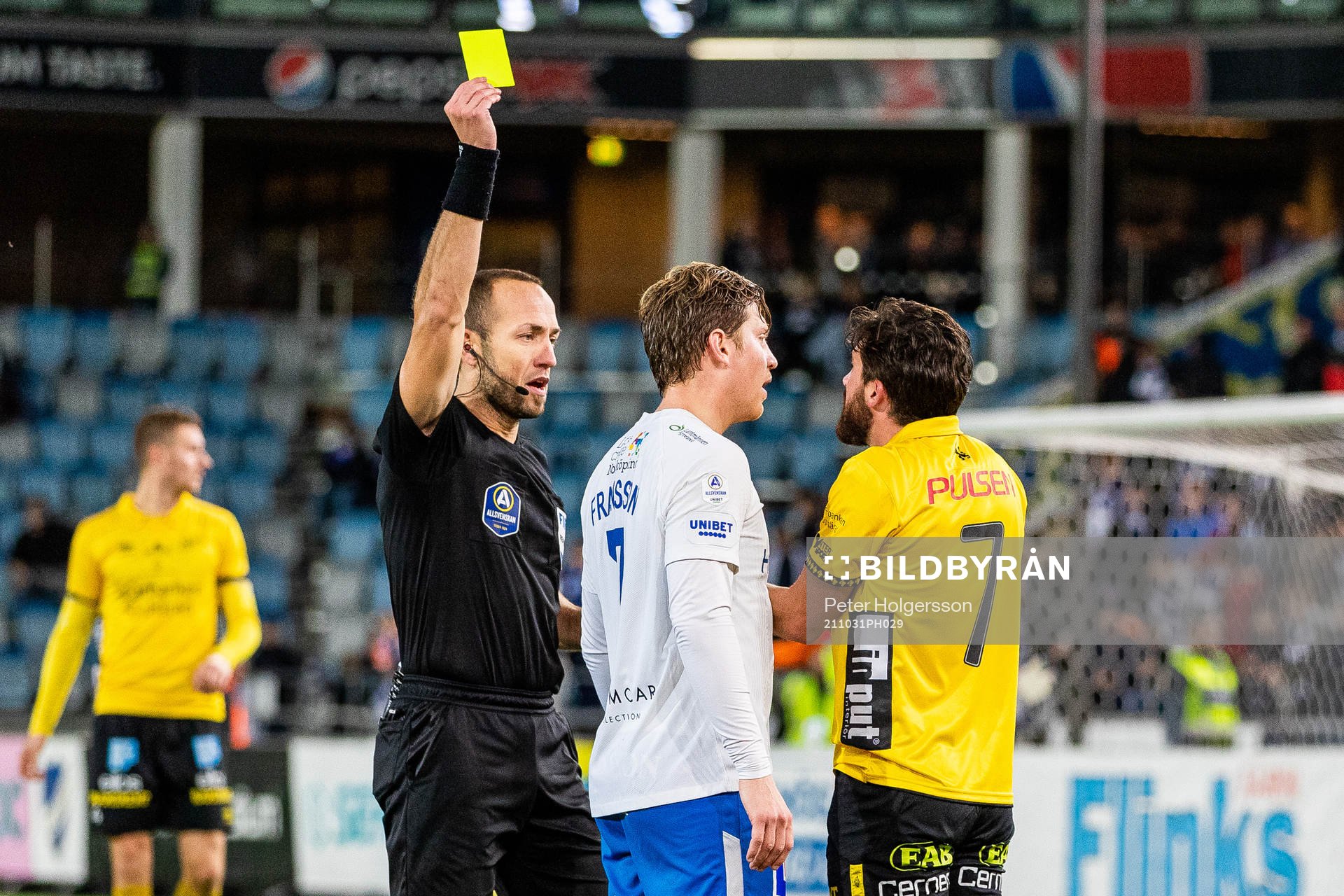 IFK Norrköpings Christoffer Nyman ser domare Kaspar