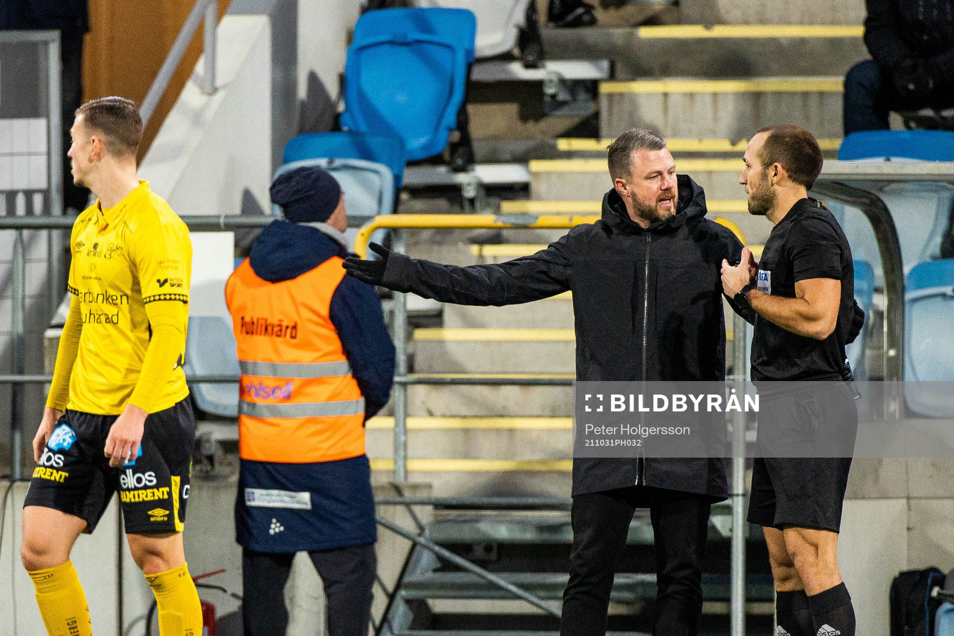 Elfsborgs manager Jimmy Thelin i diskusison med domare