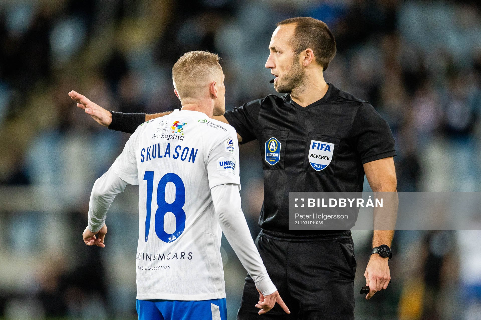 IFK Norrköpings Ari Skúlason reagerar mot domare Kaspar