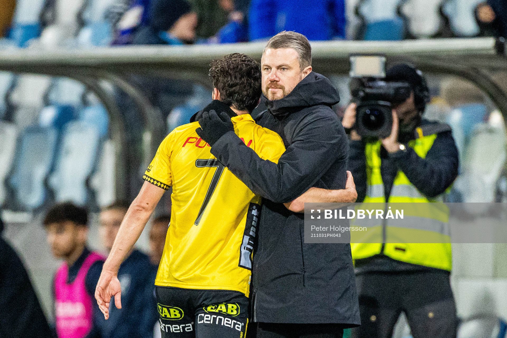 Elfsborgs Frederik Holst kramas om av manager Jimmy Thelin