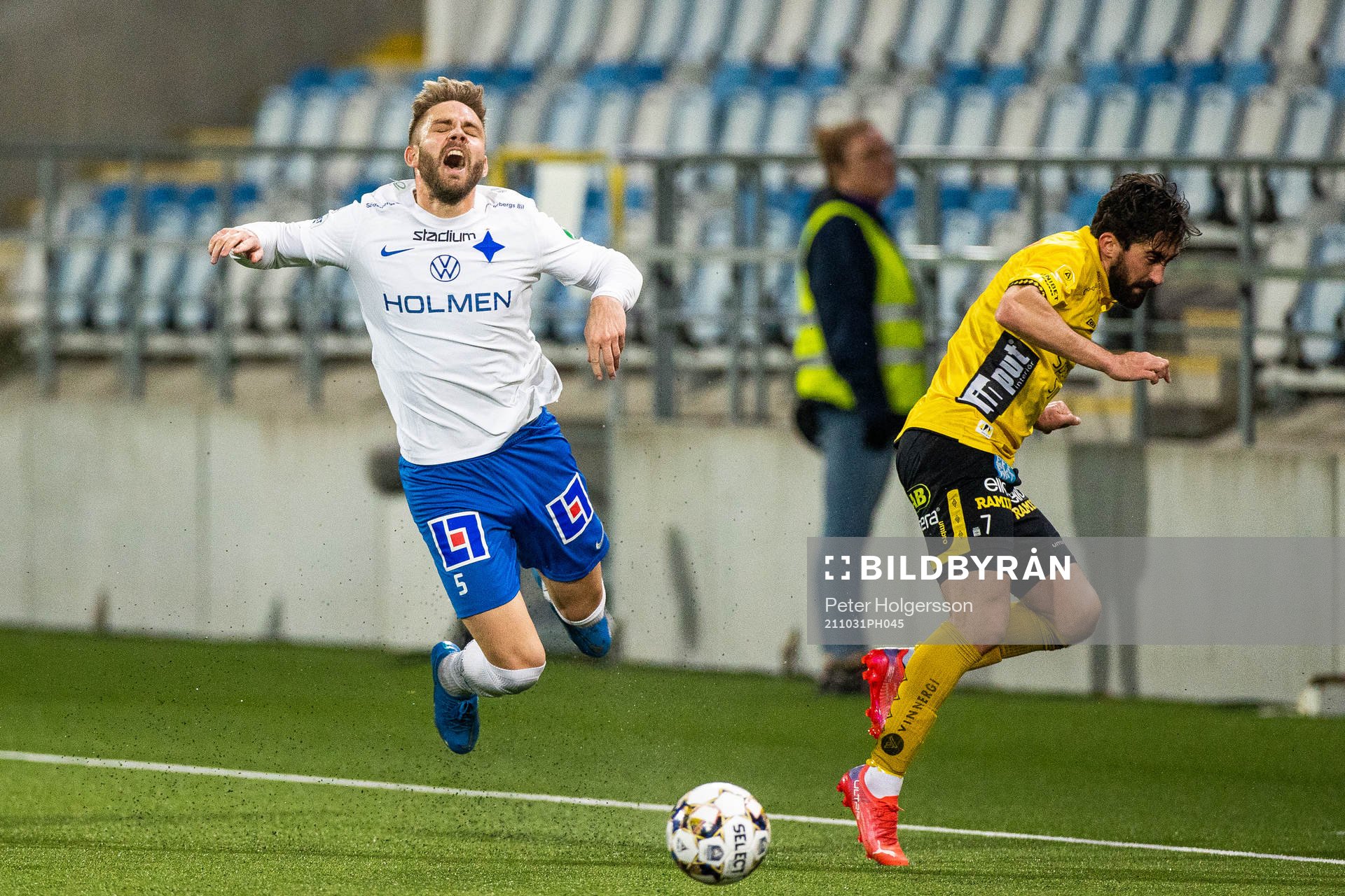 IFK Norrköpings Christoffer Nyman faller och Elfsborgs