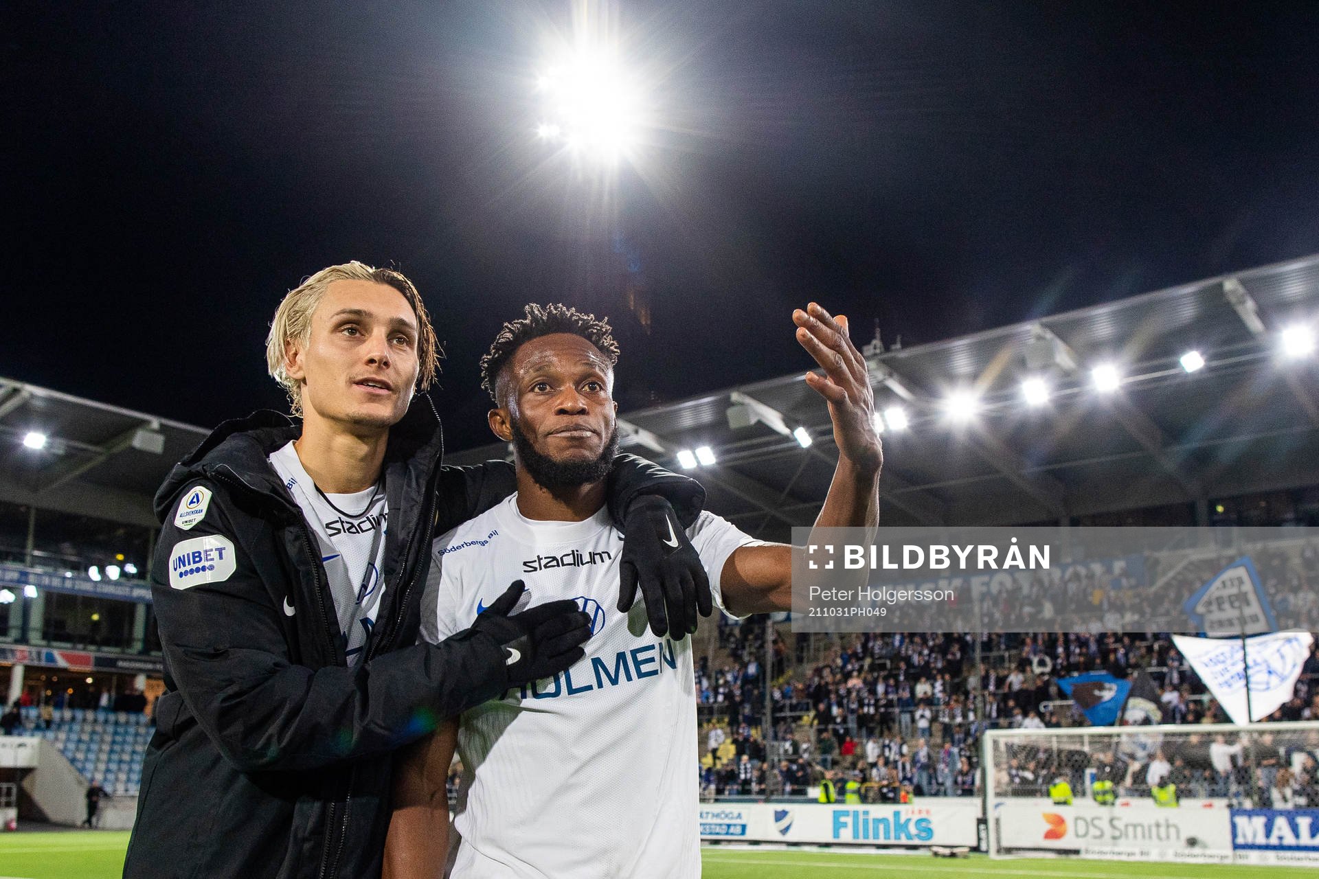 IFK Norrköpings Jonathan Levi och Samuel Adegbenro jublar efter fotbollsmatchen i Allsvenskan mellan IFK Norrköping och Elfsborg den 31 oktober 2021 i Norrköping.
