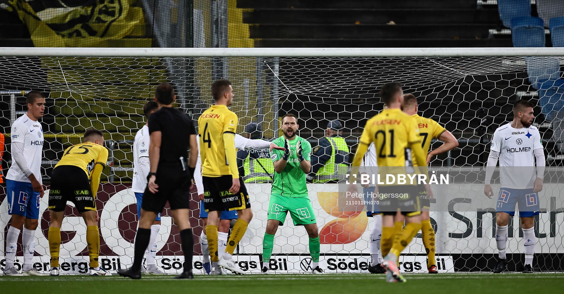 IFK Norrköpings målvakt Oscar Jansson jublar
