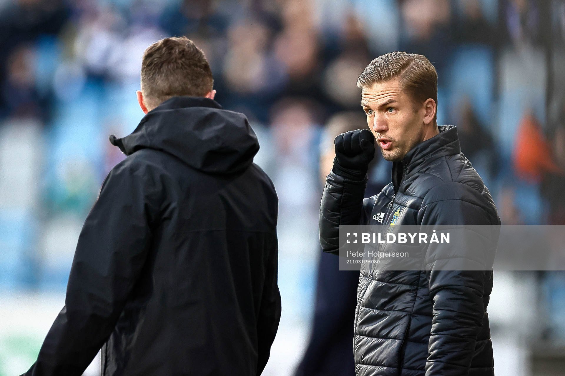 Fjärdedomare Fredrik Hansson pratar med Elfsborgs manager