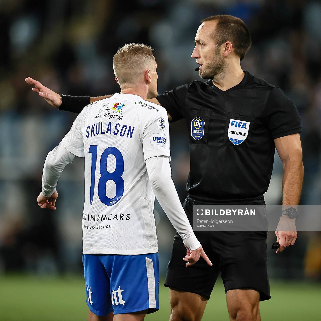 IFK Norrköpings Ari Skúlason och domare Kaspar Sjöberg