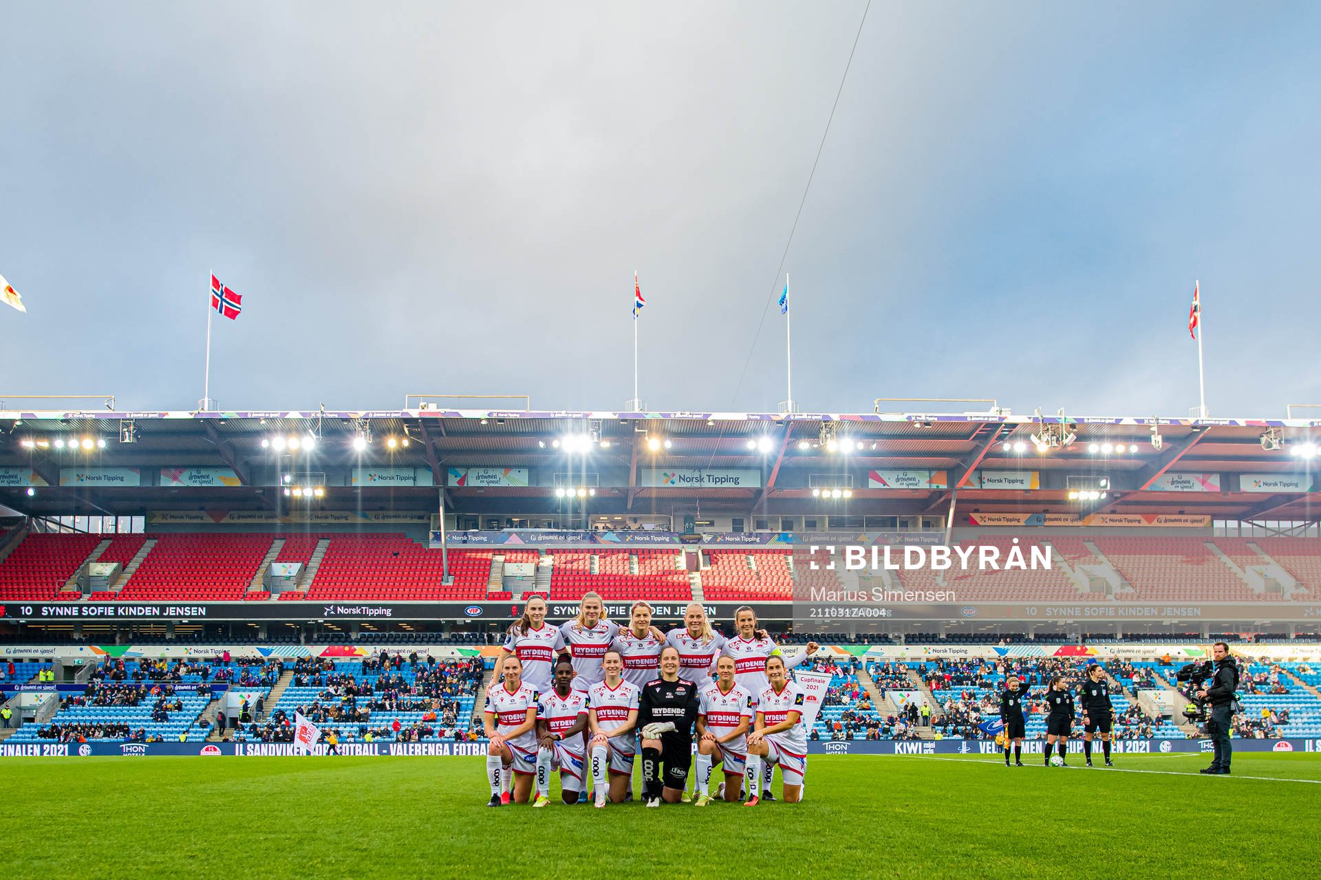 The starting eleven of Sandviken, from the top left; Vilde Hasund, Marthine Østenstad, Ingrid Marie Karlsen Spord, Guro Bergsvand, Tuva Hansen, bottom left: Marit Bratberg Lund, Kennya Kinda Esther Cordner, Elisabeth Terland, Aurora Mikalsen, Lisa Fjeldstad Naalsund, Ingrid Ryland of Sandviken poses for a team group photo ahead of the women’s cup final match between Sandviken and Vålerenga on October 31, 2021 in Oslo.