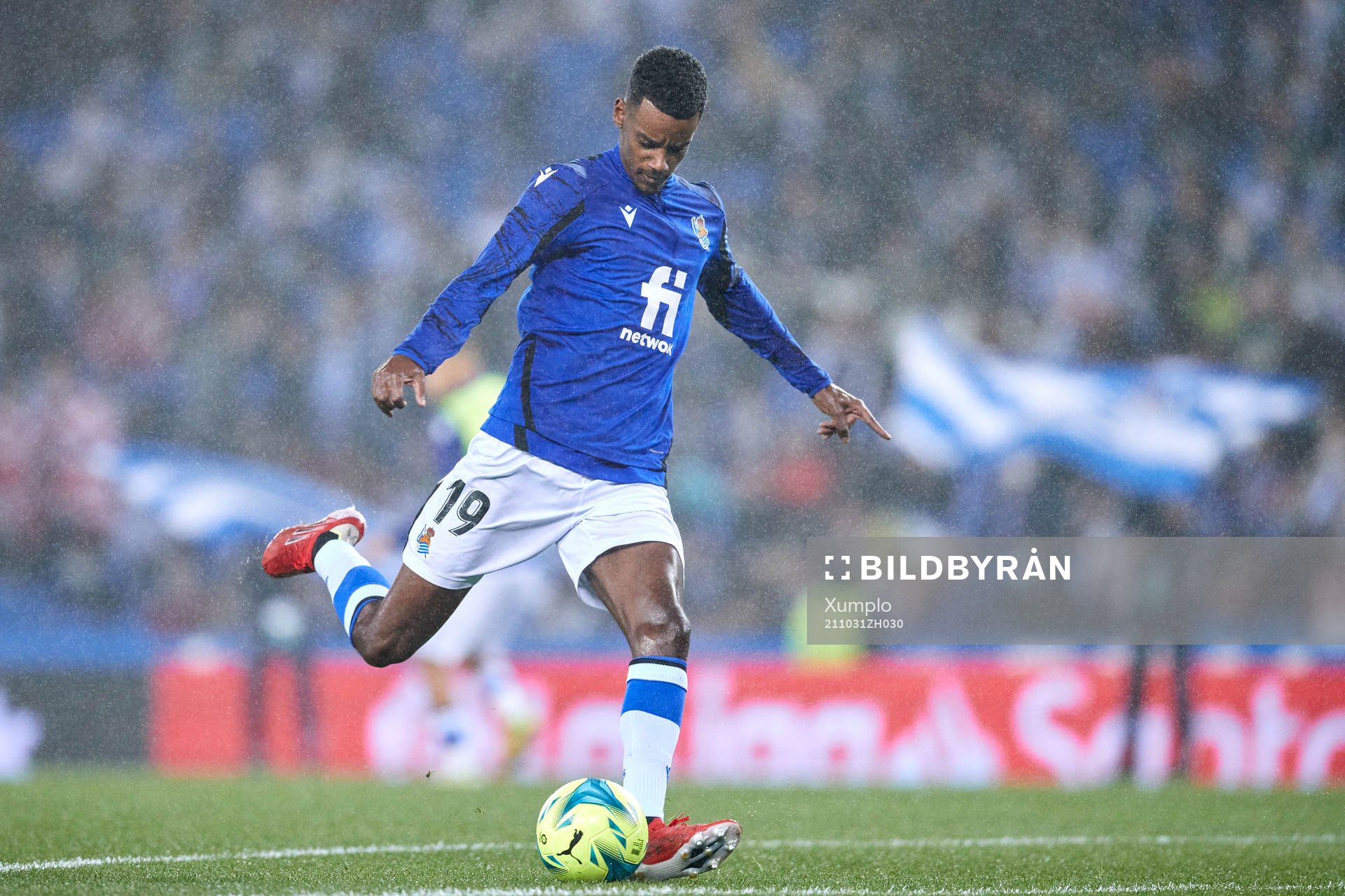 Alexander Isak of Real Sociedad  warms up