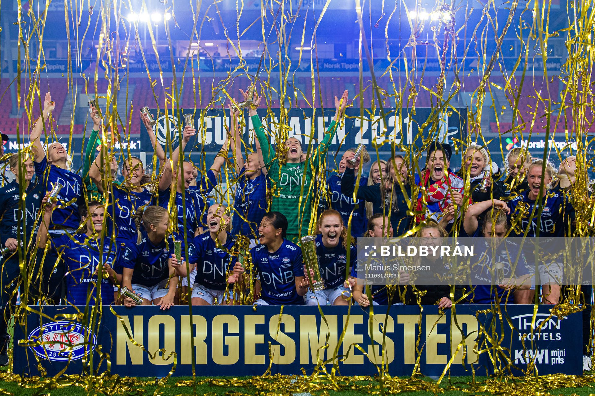 Players of Vålerenga celebrates with the tryphy
