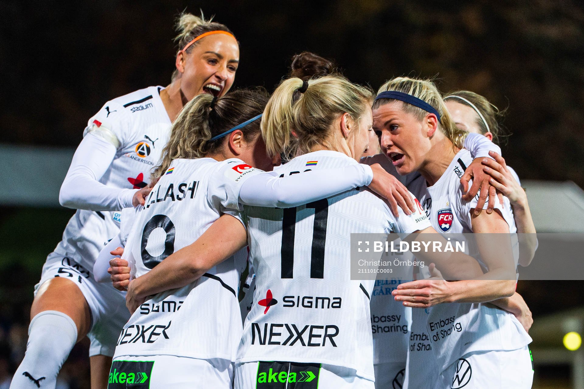 Rosengårds Mimmi Larsson jublar med lagkamrater