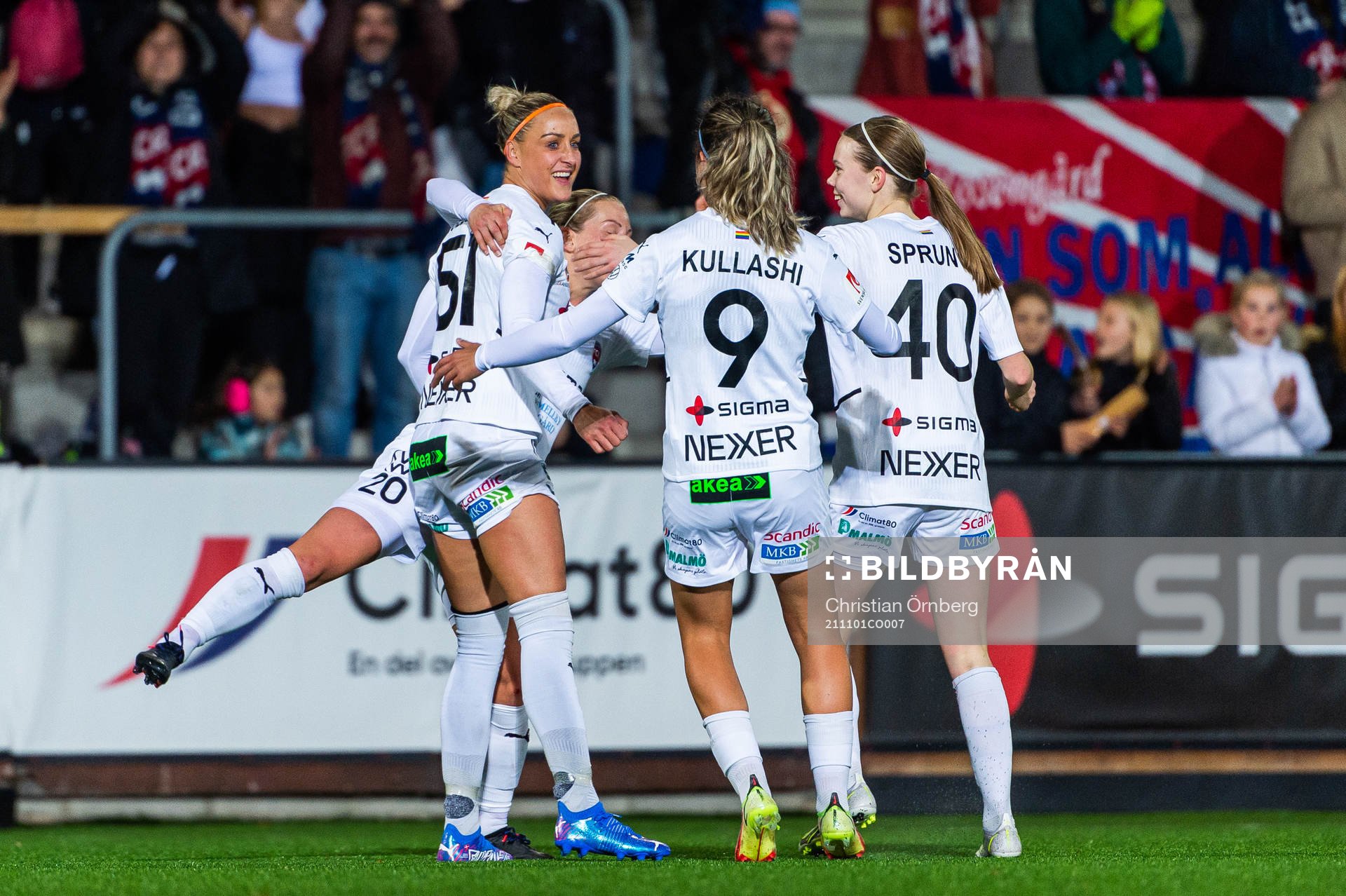 Rosengårds Sanne Troelsgaard jublar med Mia Persson,
