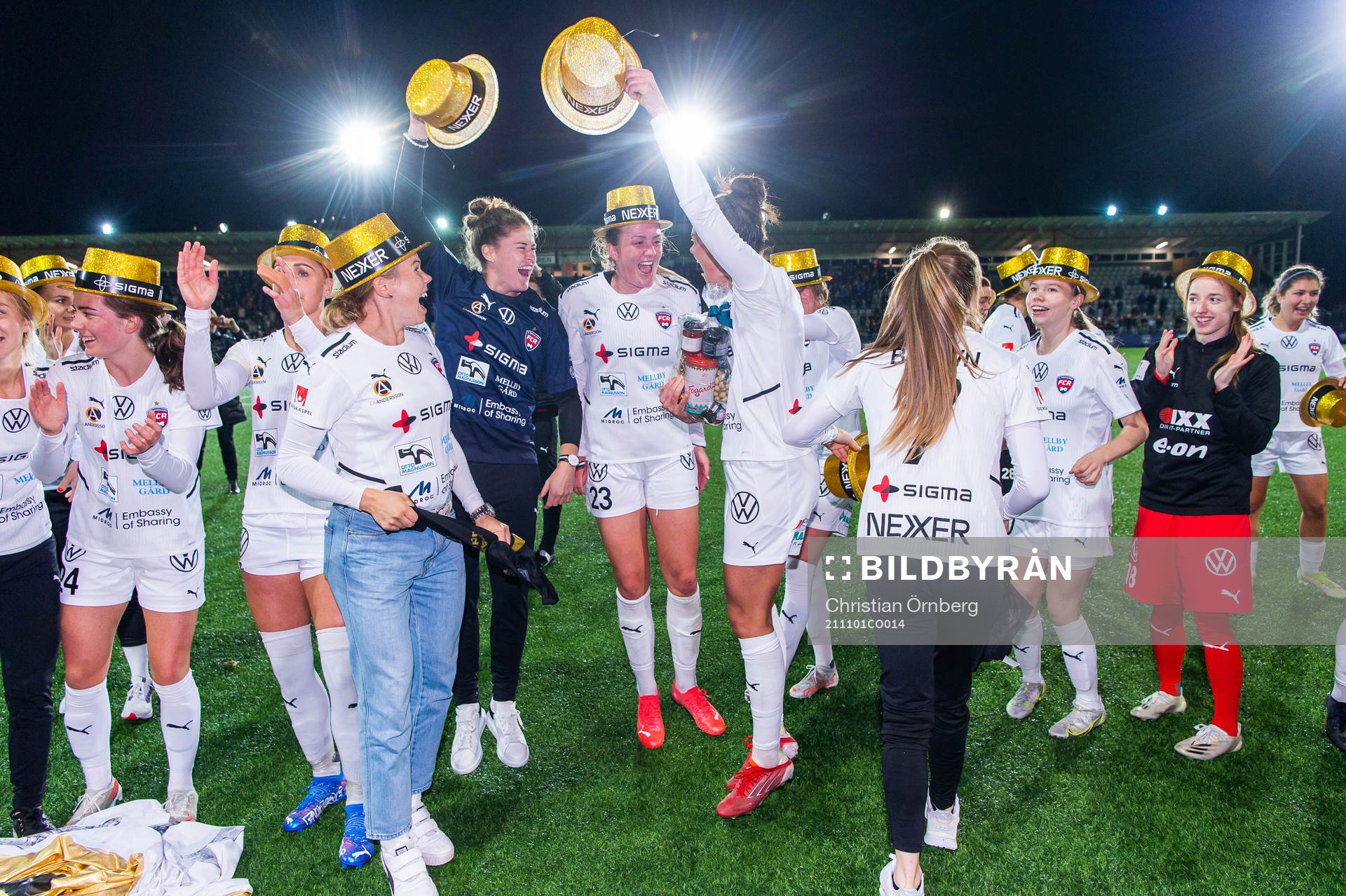 Rosengårds spelare jublar med lagkamrater