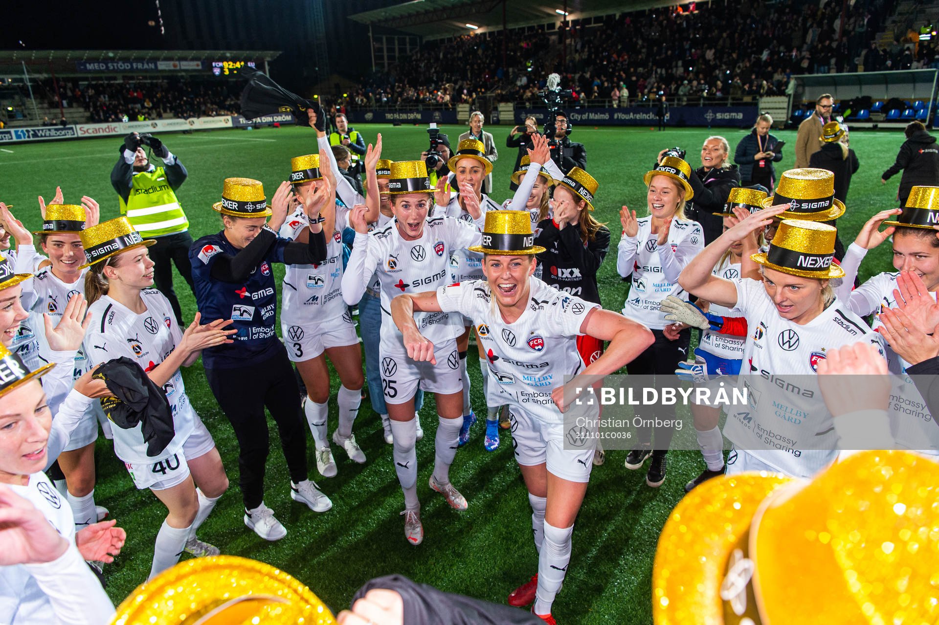 Rosengårds Olivia Schough jublar och firar SM-guldet med