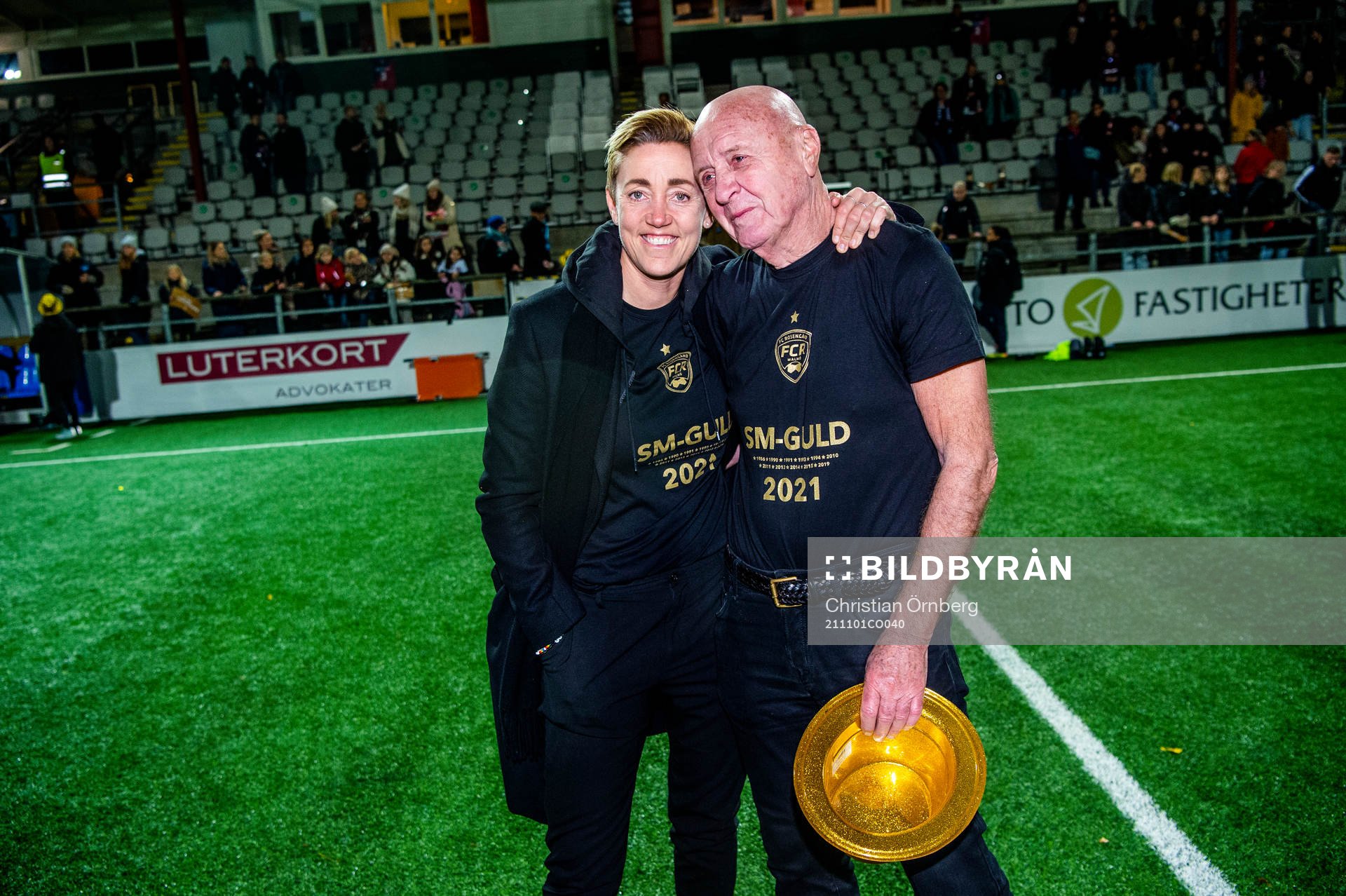 Rosengårds sportchef Therese Sjögran fotbollsansvarig Erling Nilsson jublar och firar SM-guldet efter fotbollsmatchen i Damallsvenskan mellan FC Rosengård och Eskilstuna United den 1 november 2021 i Malmö.