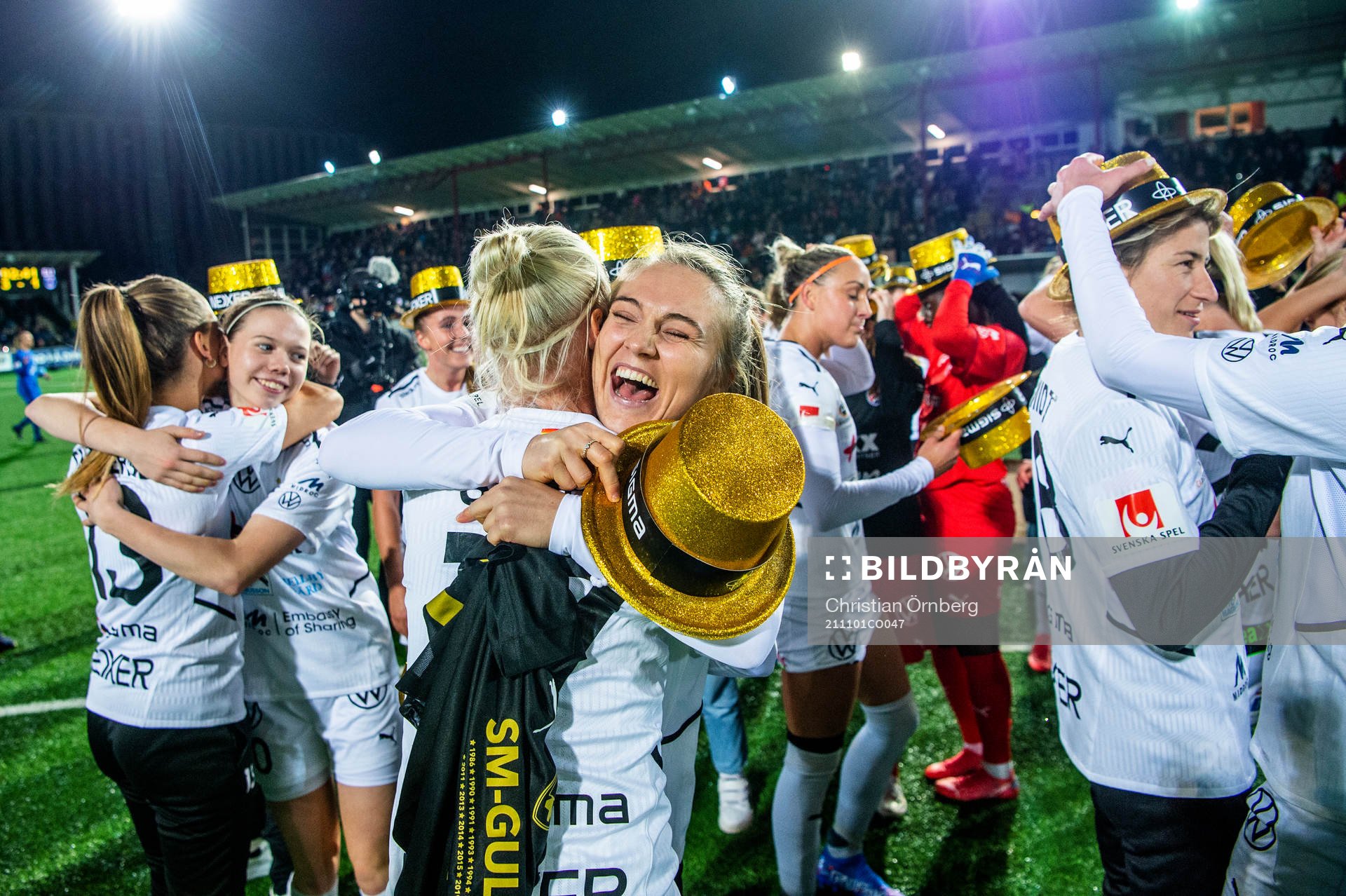 Rosengårds Fiona Brown och Caroline Seger jublar och firar