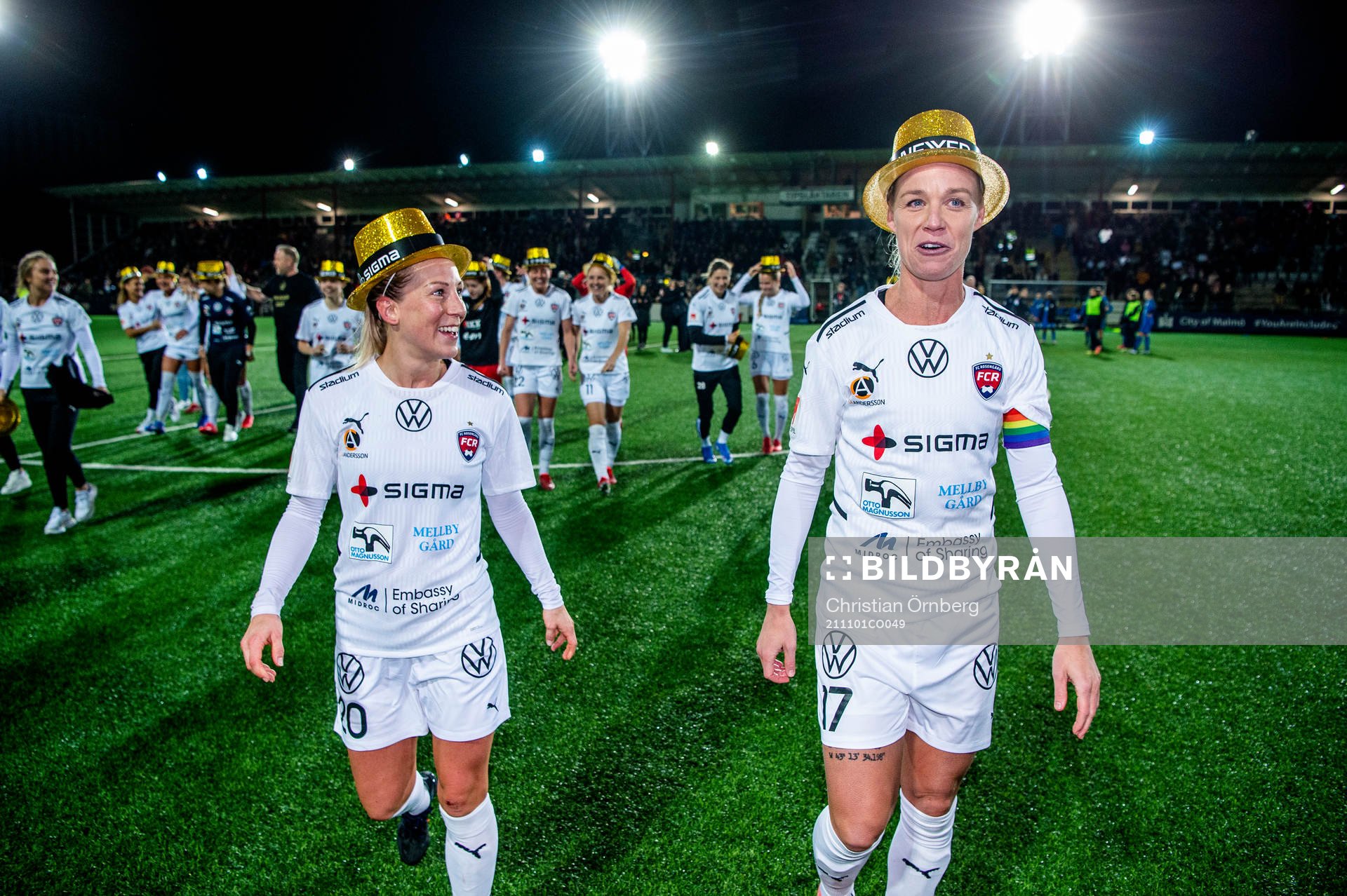 Rosengårds Mia Persson och Caroline Seger  jublar och