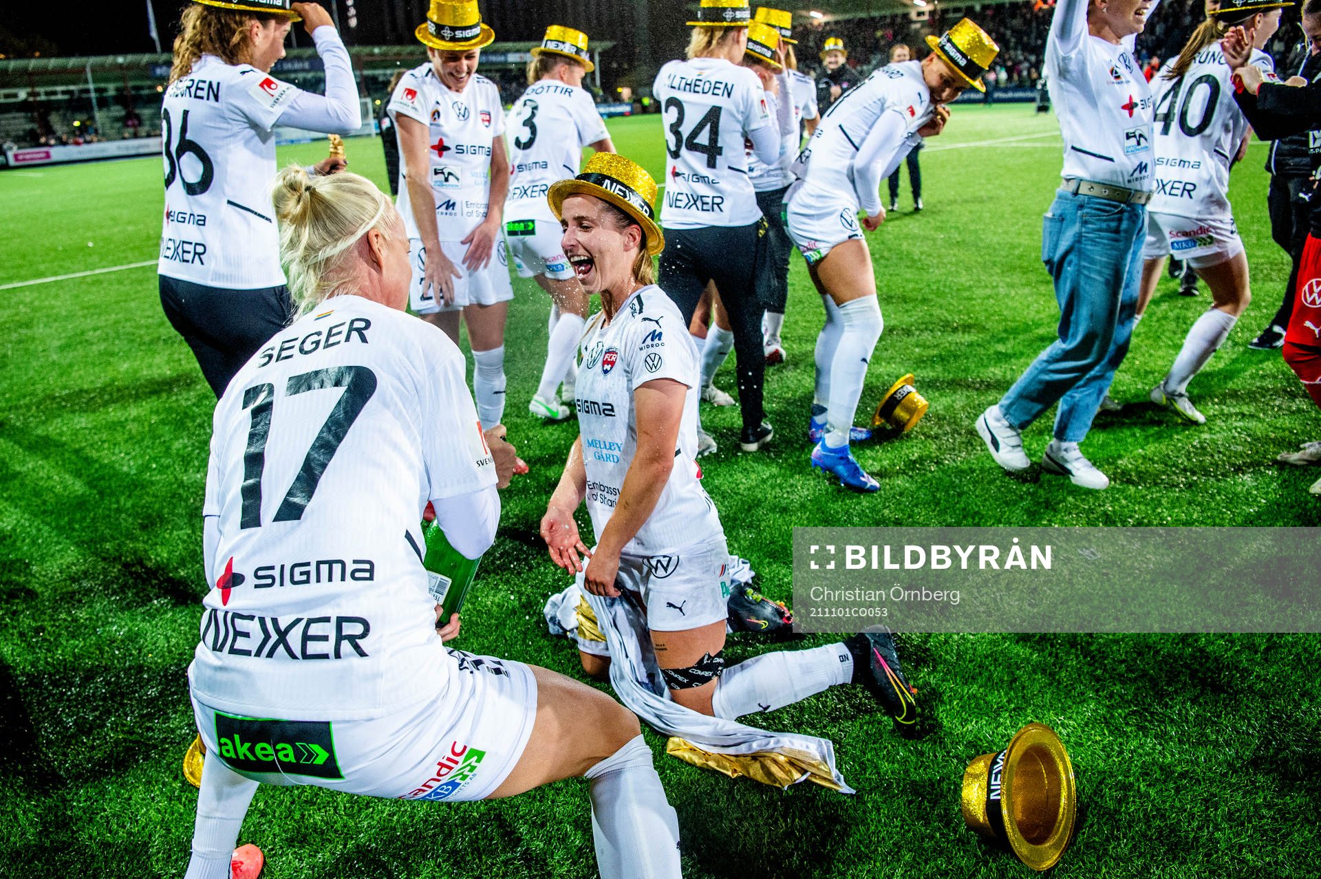 Rosengårds Caroline Seger och Jelena Cankovic jublar och firar SM-guldet efter fotbollsmatchen i Damallsvenskan mellan FC Rosengård och Eskilstuna United den 1 november 2021 i Malmö.