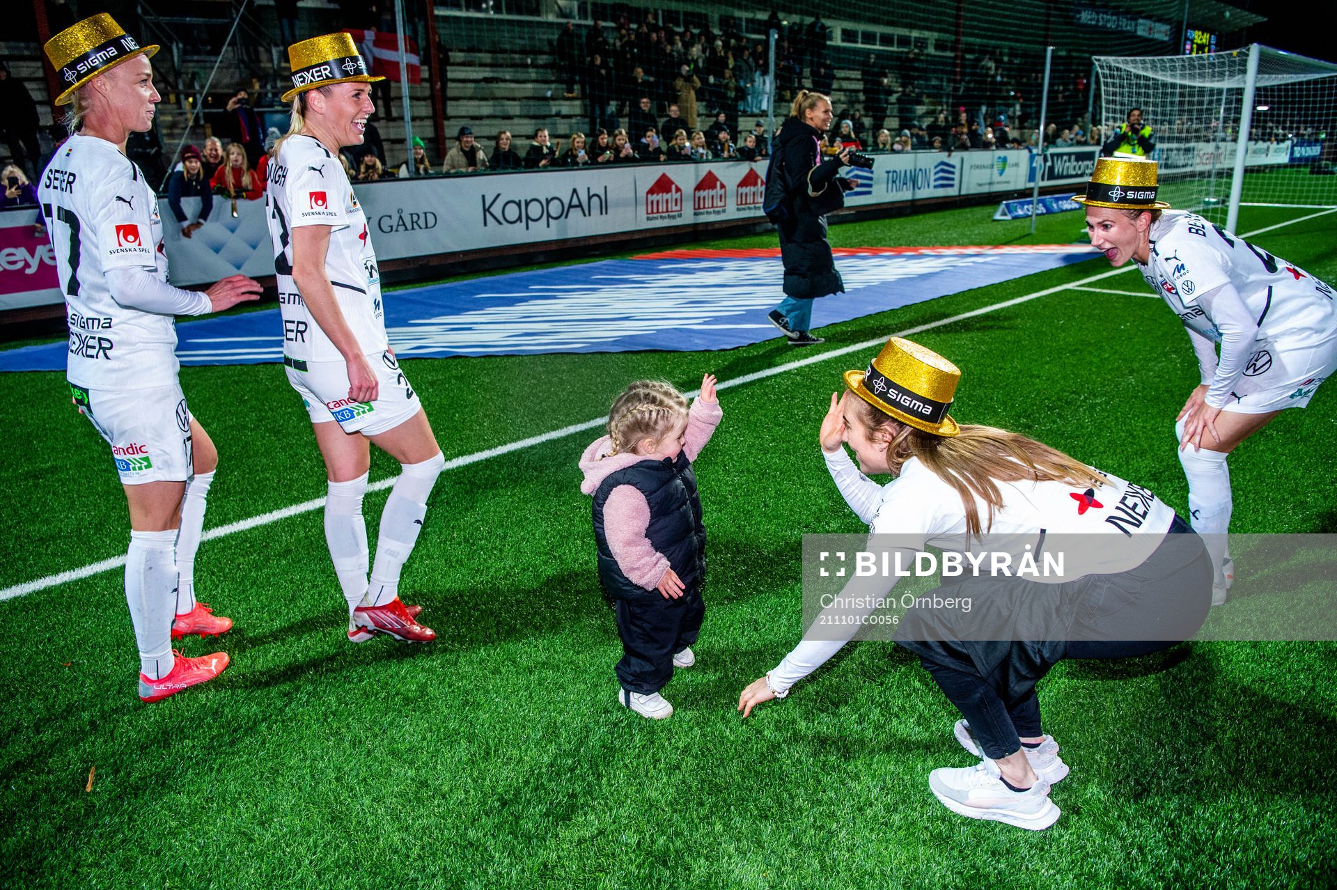 Rosengårds spelare jublar och firar SM-guldet efter fotbollsmatchen i Damallsvenskan mellan FC Rosengård och Eskilstuna United den 1 november 2021 i Malmö.