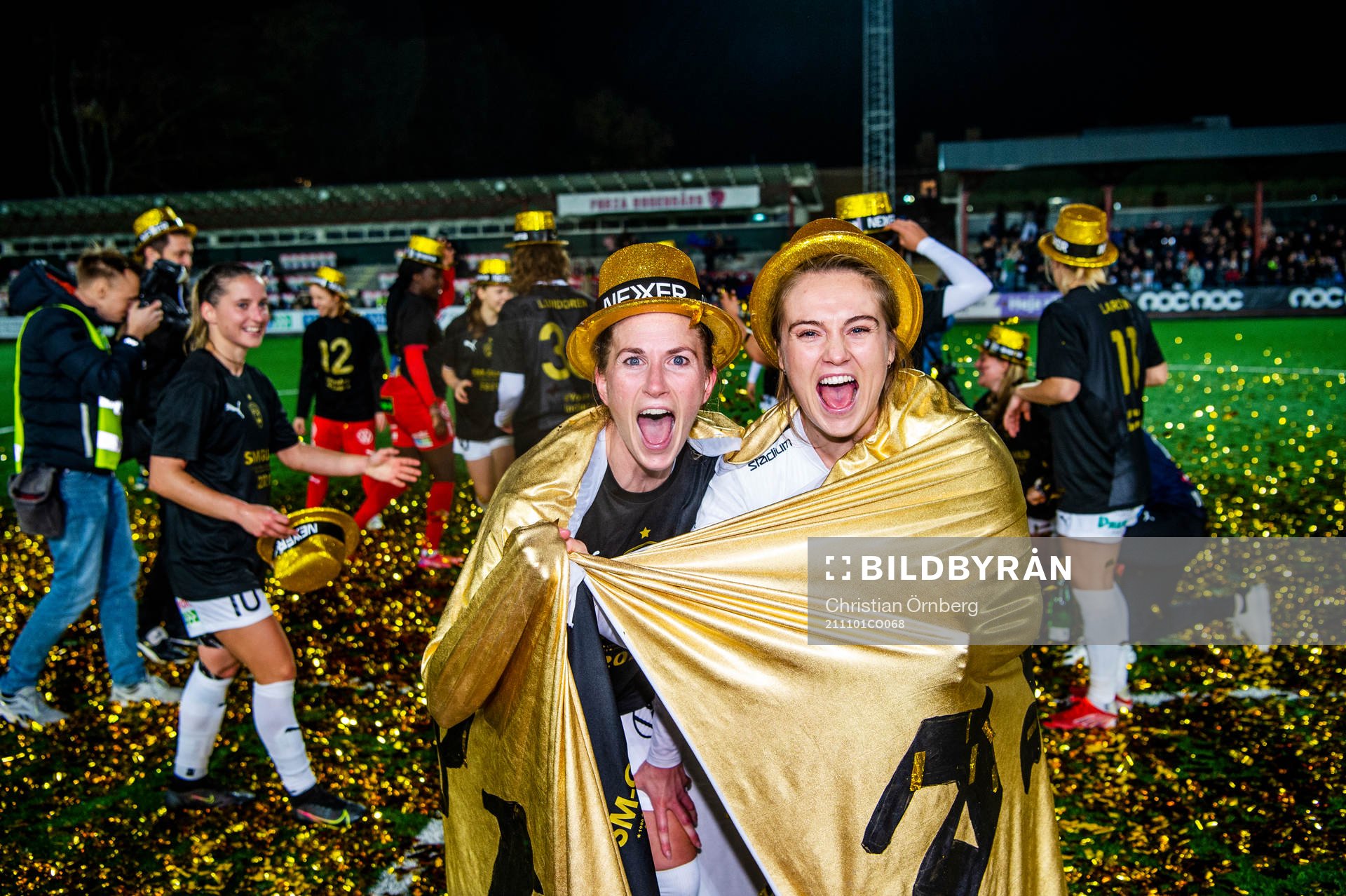 Rosengårds Caroline Seger och Fiona Brown  jublar och