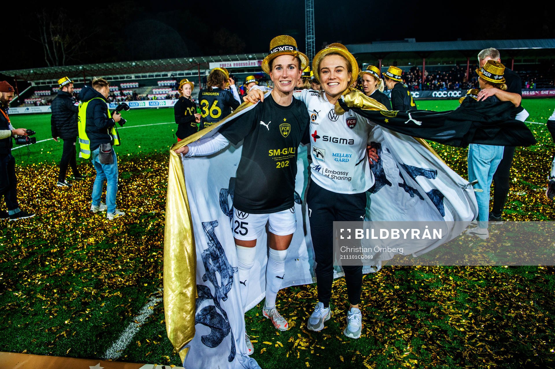 Rosengårds Caroline Seger och Fiona Brown  jublar och