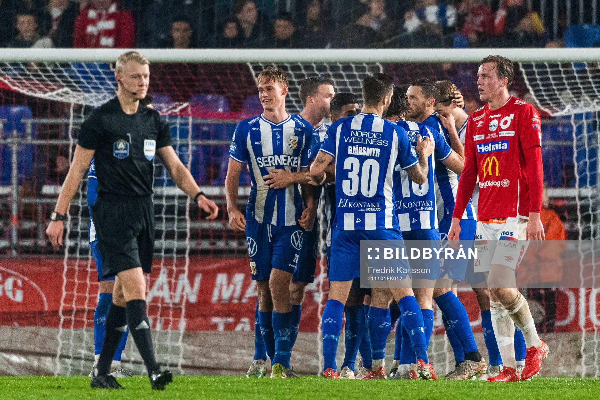 IFK Göteborgs Oscar Vilhelmsson jublar med lagkamrater efter att han gjort 0-1 under fotbollsmatchen i Allsvenskan mellan Degerfors och IFK Göteborg den 1 november 2021 i Degerfors.