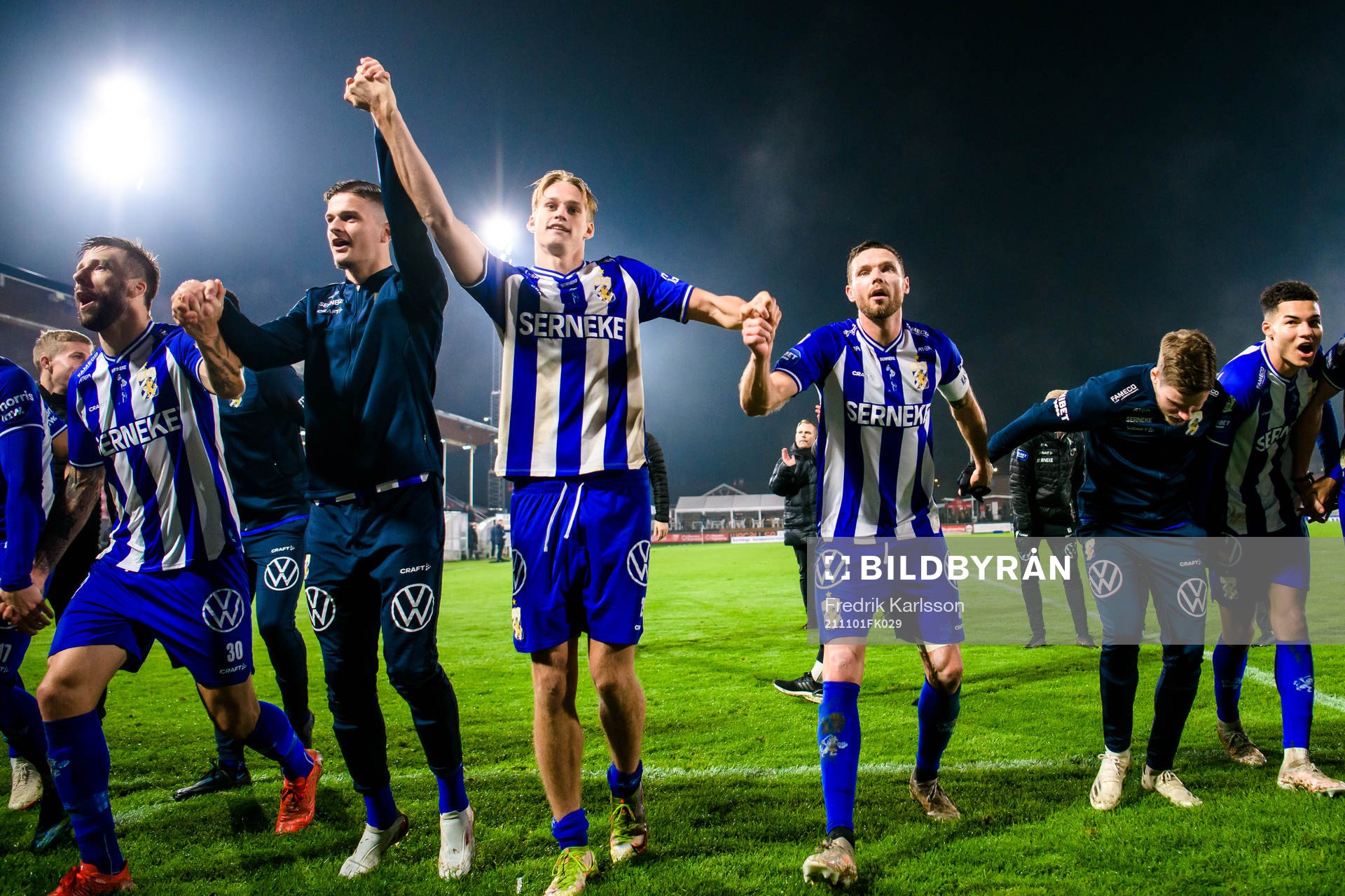 IFK Göteborgs Oscar Vilhelmsson och Marcus Berg jublar med publiken efter vinsten i fotbollsmatchen i Allsvenskan mellan Degerfors och IFK Göteborg den 1 november 2021 i Degerfors.