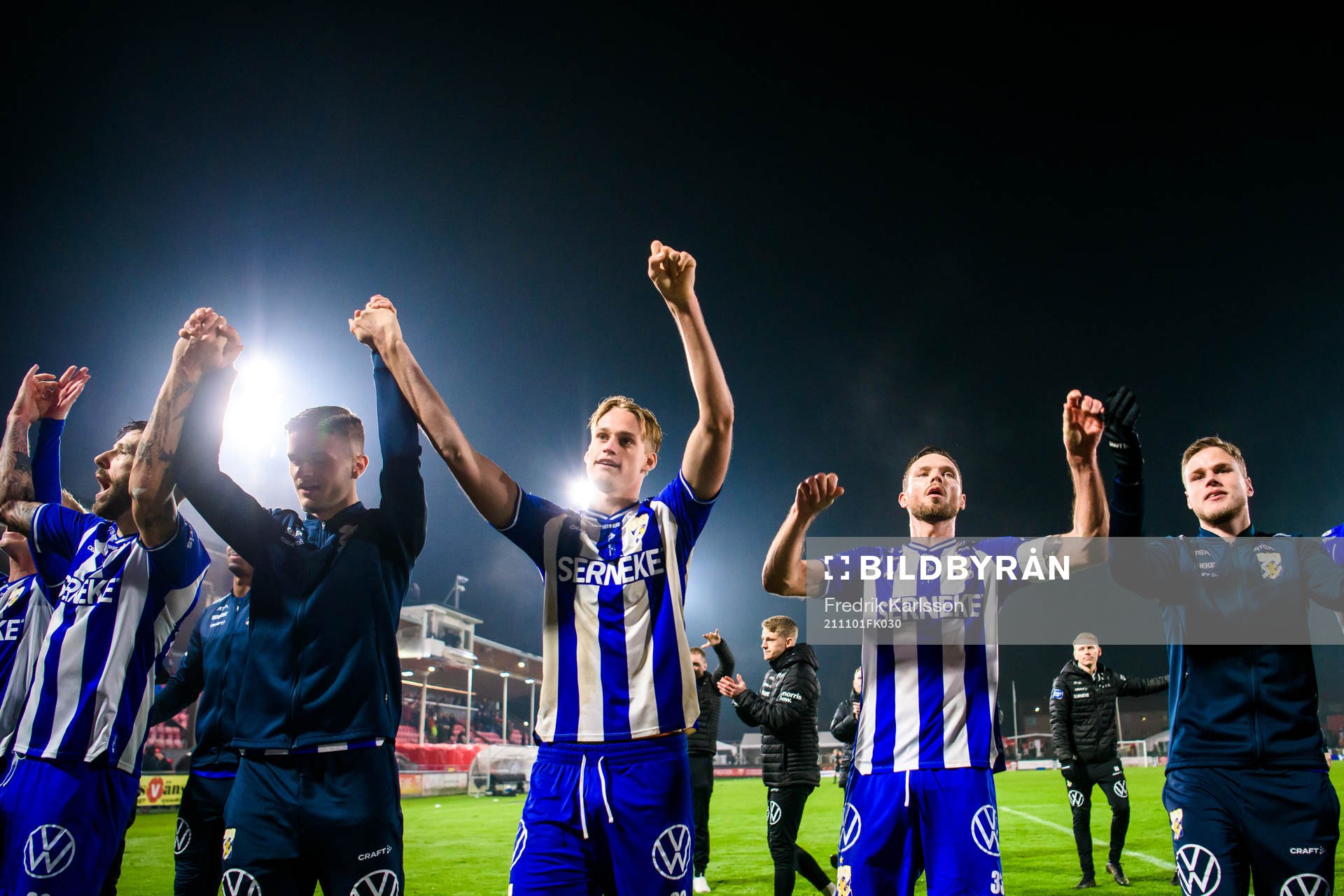 IFK Göteborgs Oscar Vilhelmsson och Marcus Berg jublar med publiken efter vinsten i fotbollsmatchen i Allsvenskan mellan Degerfors och IFK Göteborg den 1 november 2021 i Degerfors.