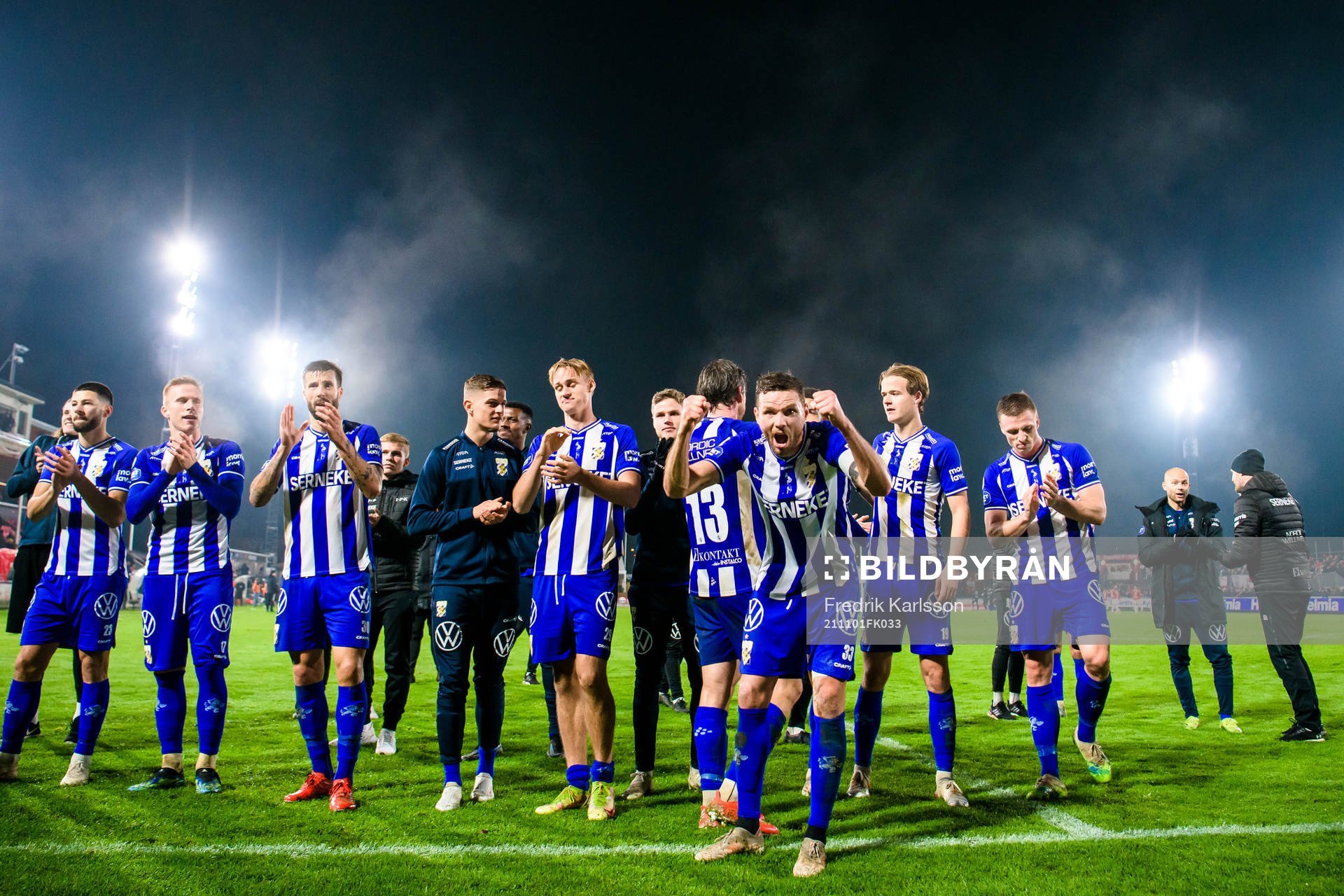 IFK Göteborgs spelare jublar efter vinsten i fotbollsmatchen i Allsvenskan mellan Degerfors och IFK Göteborg den 1 november 2021 i Degerfors.