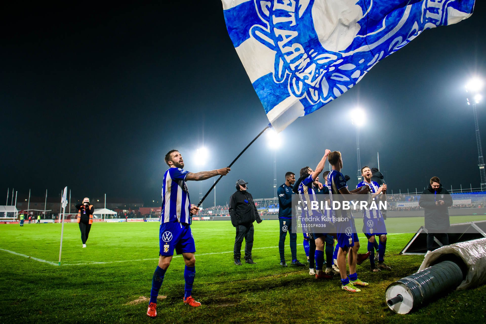 IFK Göteborgs Mattias Bjärsmyr jublar tillsammans med publiken efter vinsten i fotbollsmatchen i Allsvenskan mellan Degerfors och IFK Göteborg den 1 november 2021 i Degerfors.