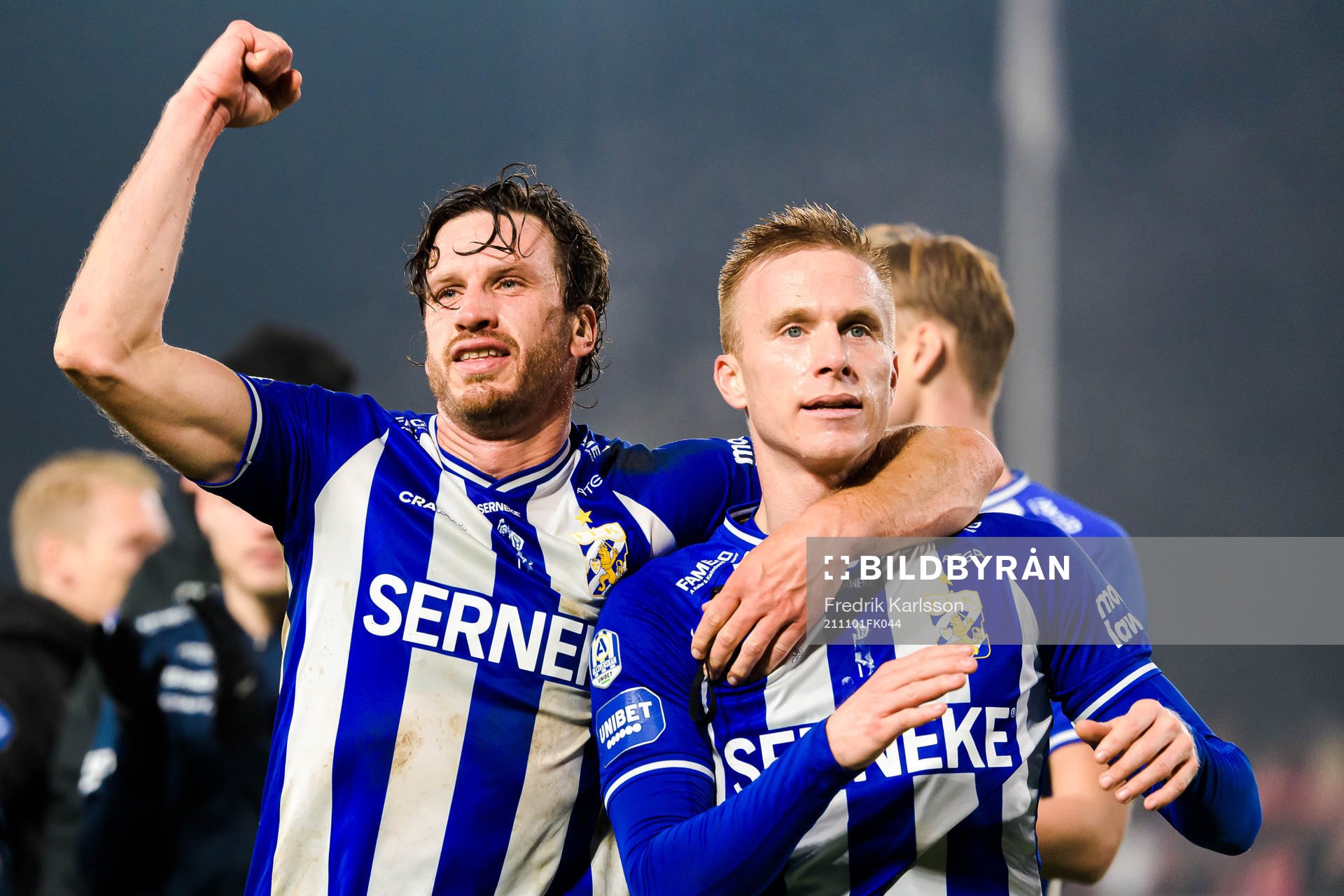IFK Göteborgs Gustav Svensson och Oscar Wendt jublar efter vinsten i fotbollsmatchen i Allsvenskan mellan Degerfors och IFK Göteborg den 1 november 2021 i Degerfors.