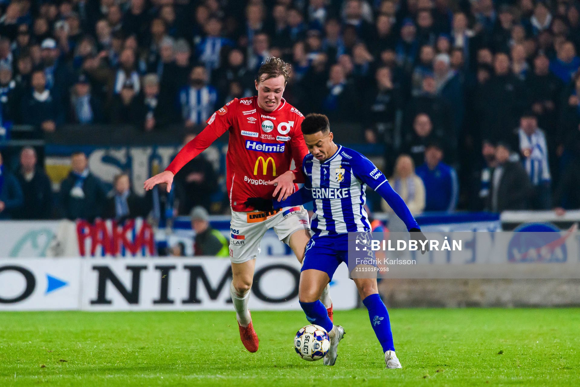 Degerfors Adam Carlén och IFK Göteborgs Tobias Sana