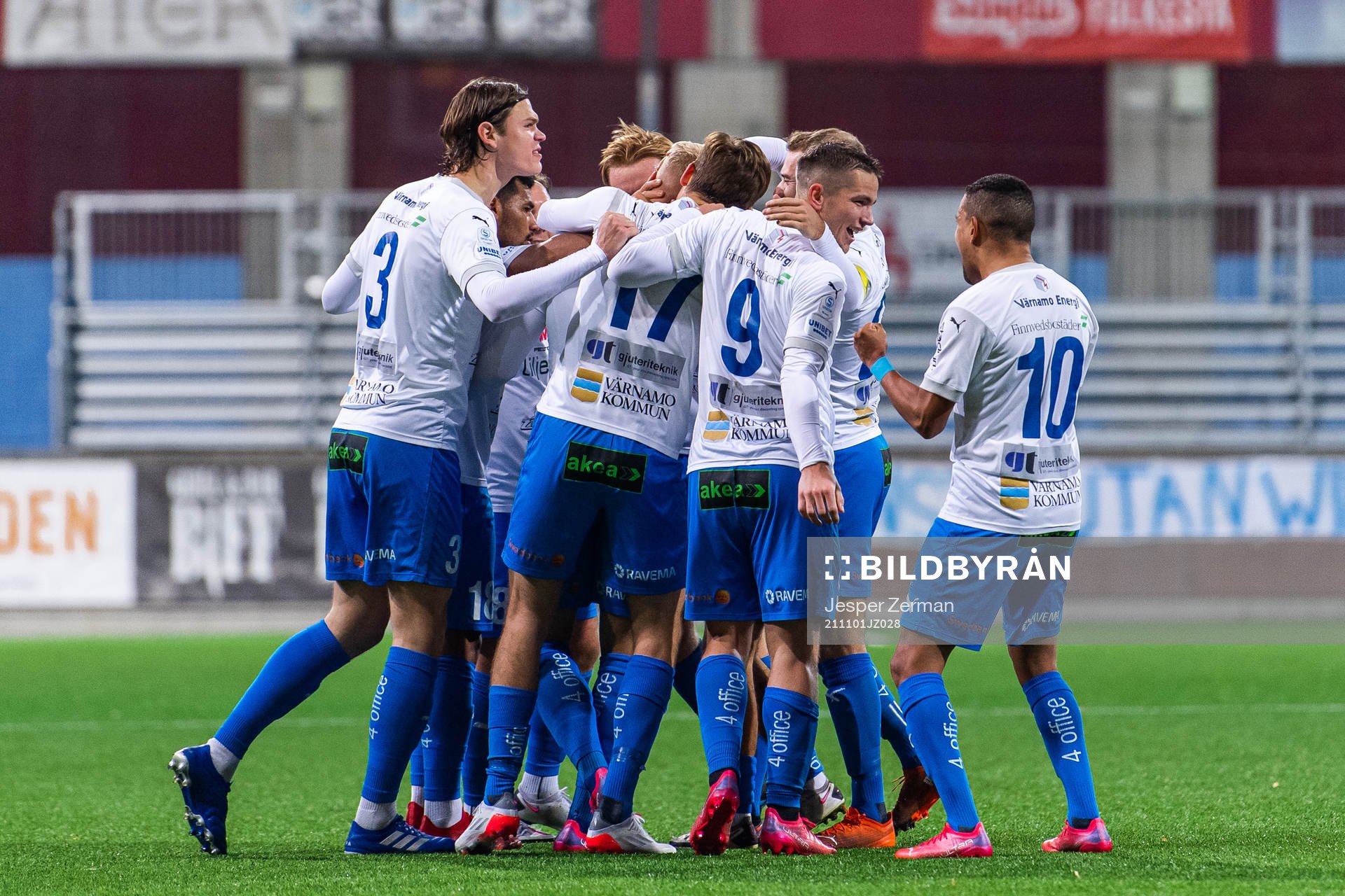 Värnamos Victor Larsson jublar med lagkamrater