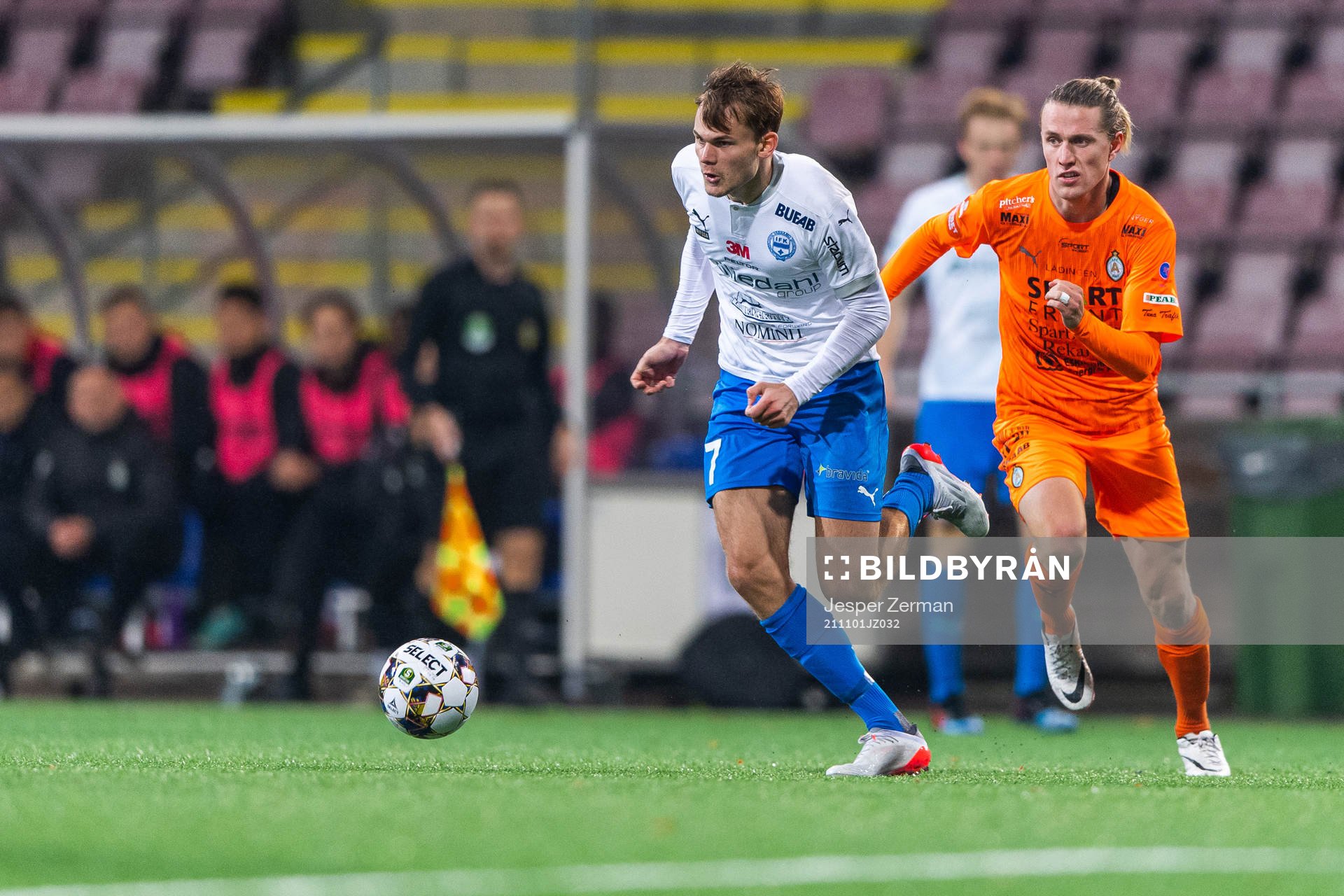 Värnamos Oscar Uddenäs och AFC Eskilstunas Viktor