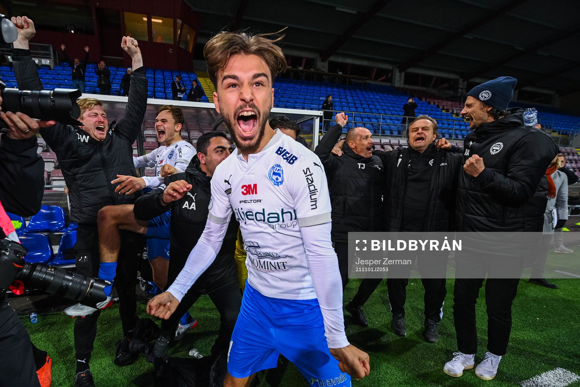 Värnamos Edvin Becirovic jublar efter det allsvenska avancemanget efter fotbollsmatchen i Superettan mellan AFC Eskilstuna och Värnamo den 1 november 2021 i Eskilstuna. 
