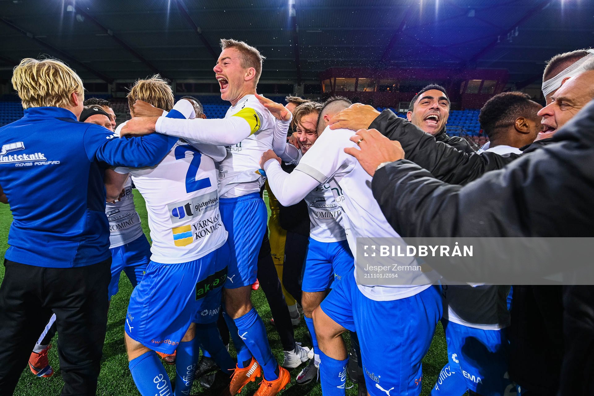 Värnamos Freddy Winsth jublar med lagkamrater