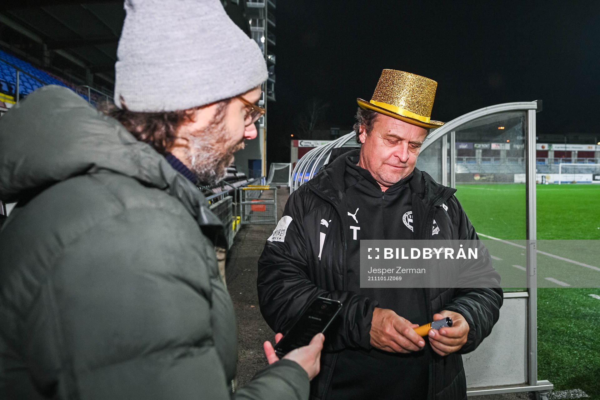 Värnamos tränare Jonas Thern med en cigarr