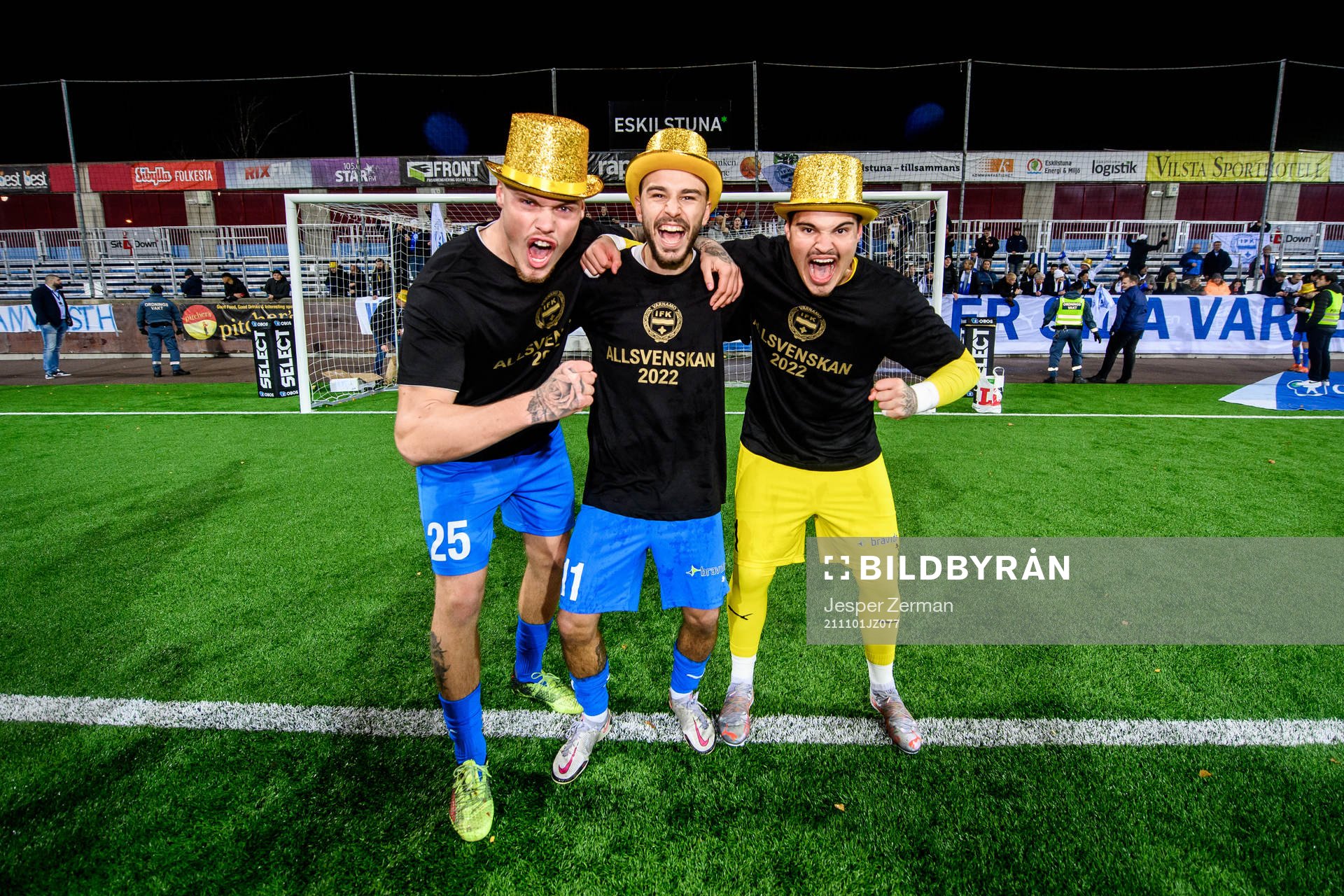 Värnamos Victor Eriksson, Edvin Becirovic och målvakt Filip Eriksson jublar efter det allsvenska avacemanget efter fotbollsmatchen i Superettan mellan AFC Eskilstuna och Värnamo den 1 november 2021 i Eskilstuna. 