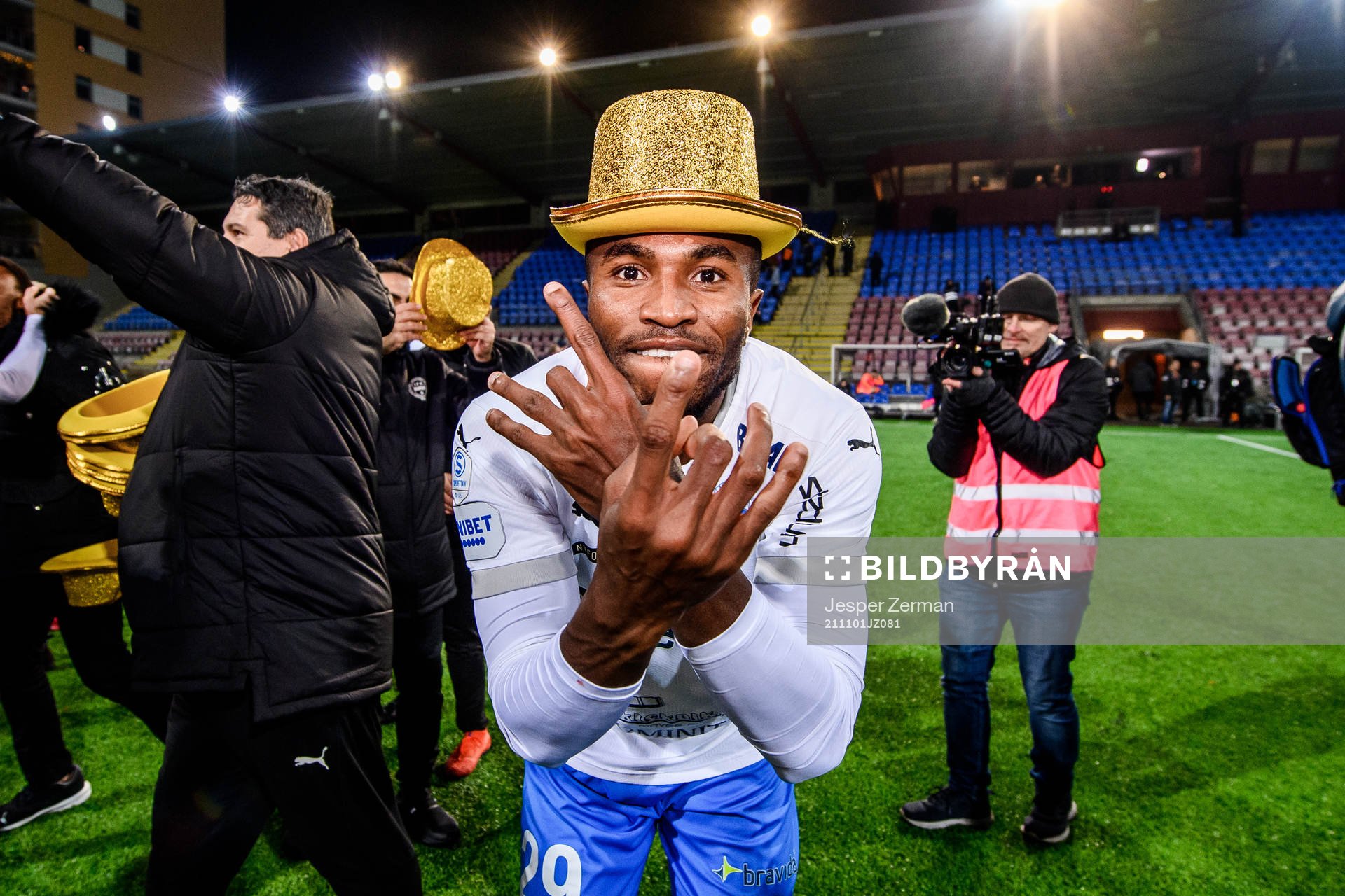 Värnamos Christian Moses jublar efter det allsvenska avacemanget efter fotbollsmatchen i Superettan mellan AFC Eskilstuna och Värnamo den 1 november 2021 i Eskilstuna.