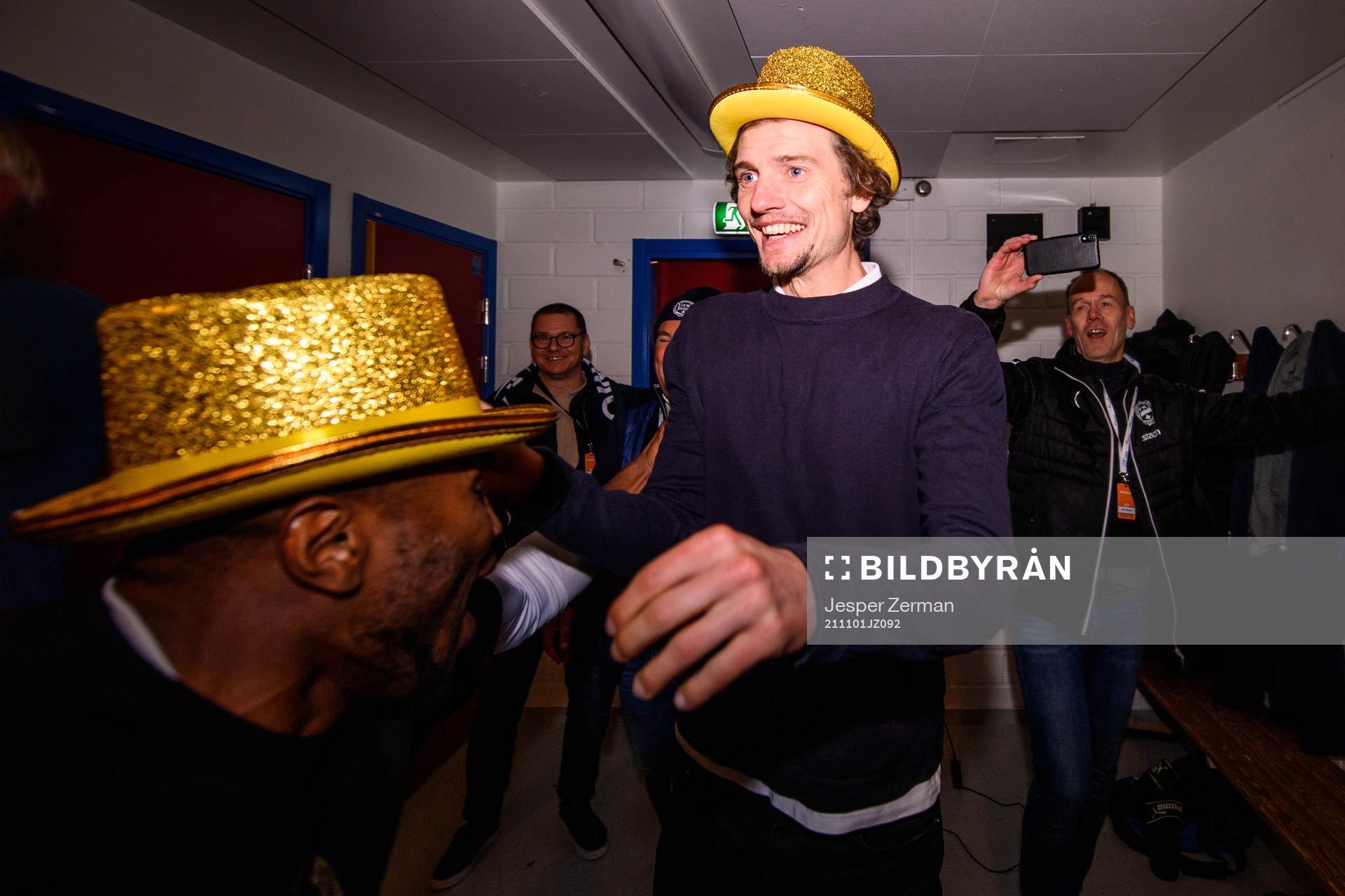 Värnamos tränare Robin Asterhed jublar efter det allsvenska avacemanget efter fotbollsmatchen i Superettan mellan AFC Eskilstuna och Värnamo den 1 november 2021 i Eskilstuna.