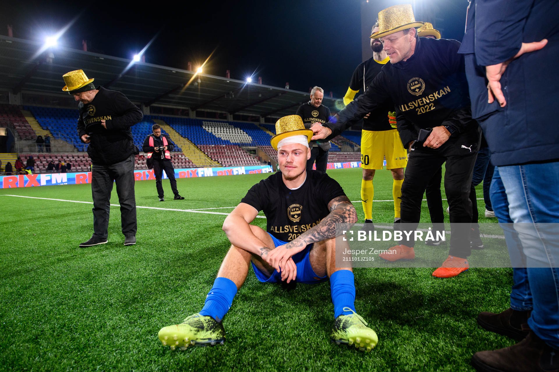 Värnamos Victor Eriksson jublar efter det allsvenska avacemanget efter fotbollsmatchen i Superettan mellan AFC Eskilstuna och Värnamo den 1 november 2021 i Eskilstuna.