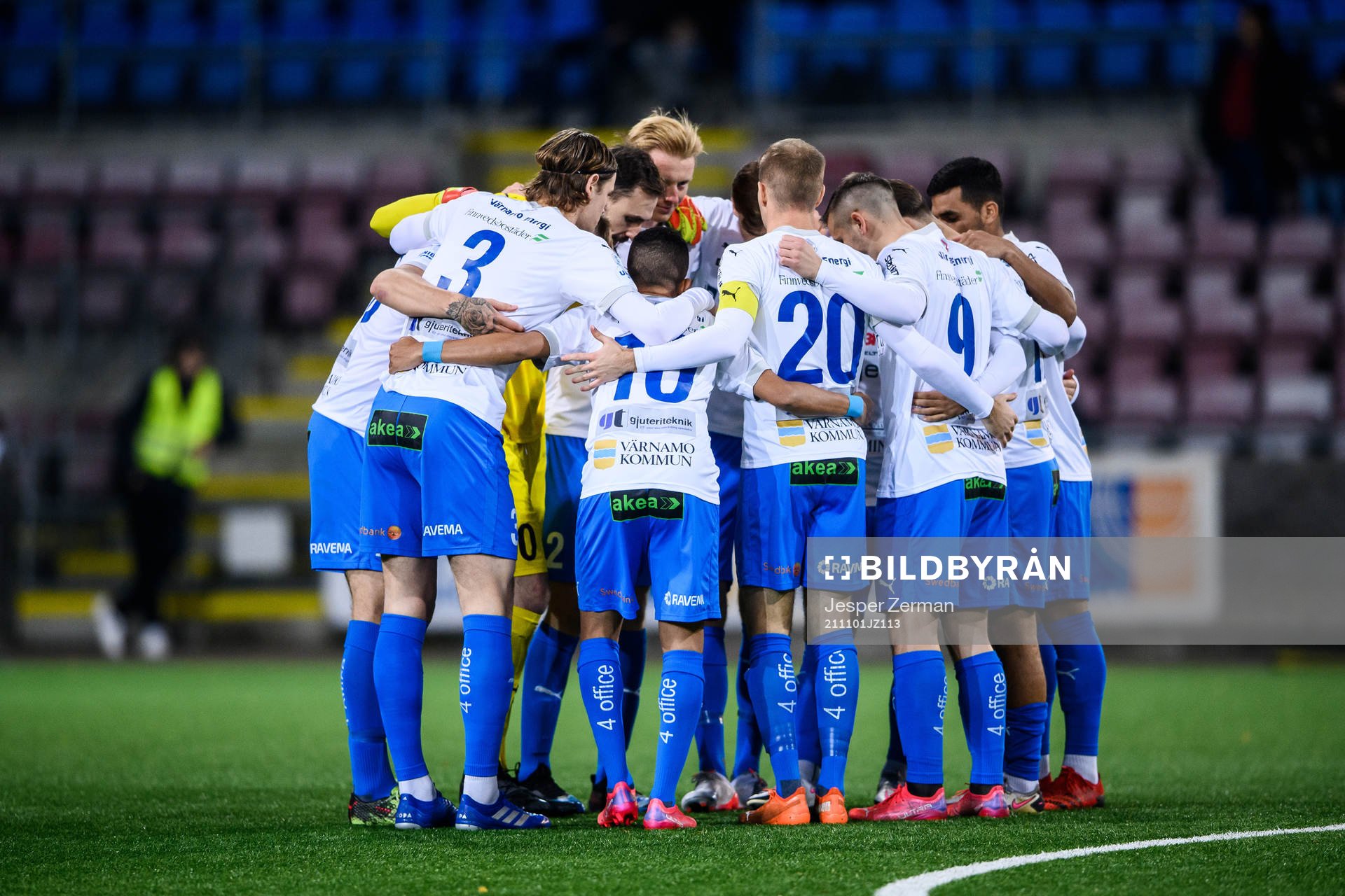 Värnamos spelare samlas i en ring