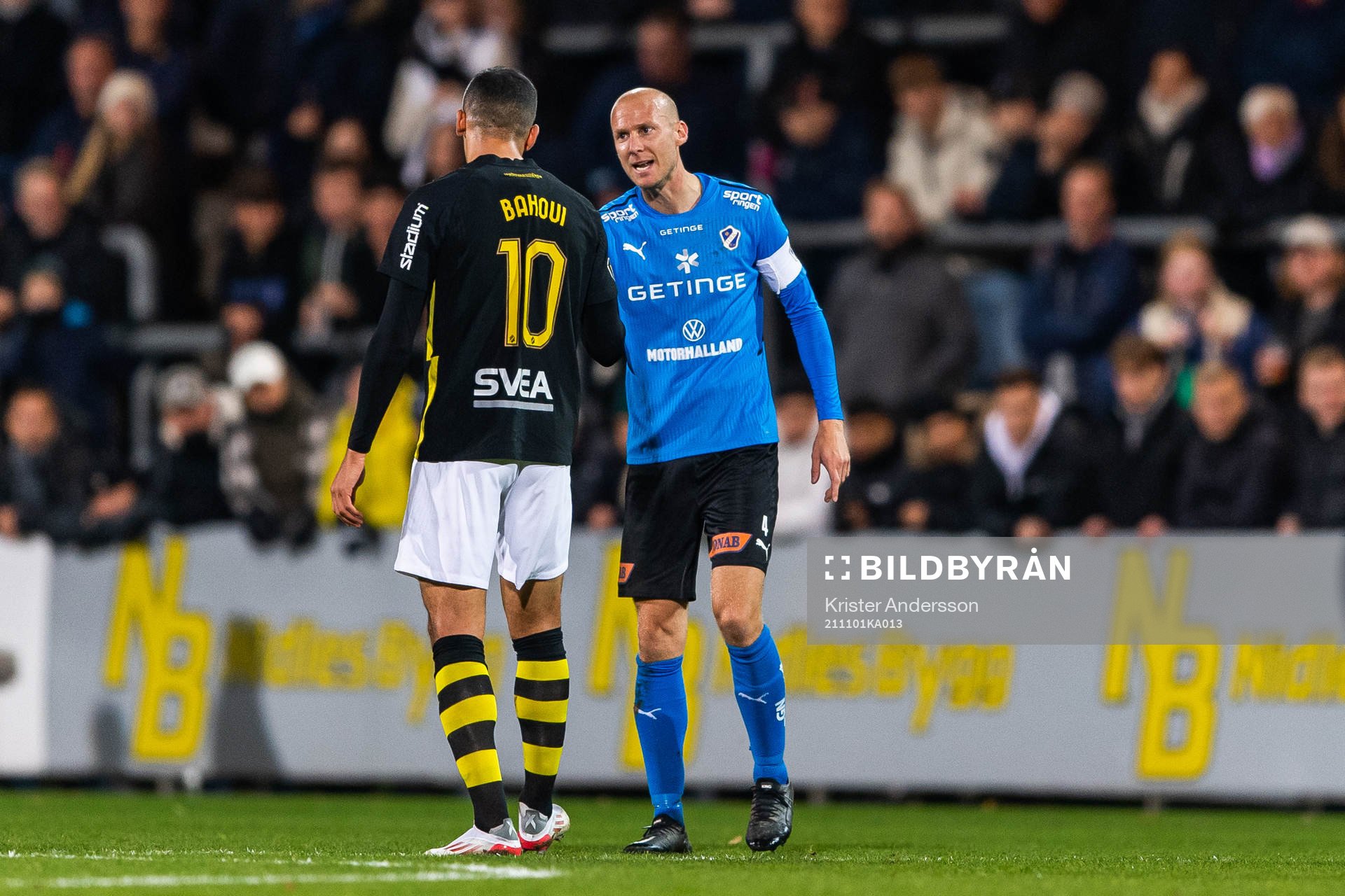 s Nabil Bahoui och Hammarbys Richard Magyar i en diskussion