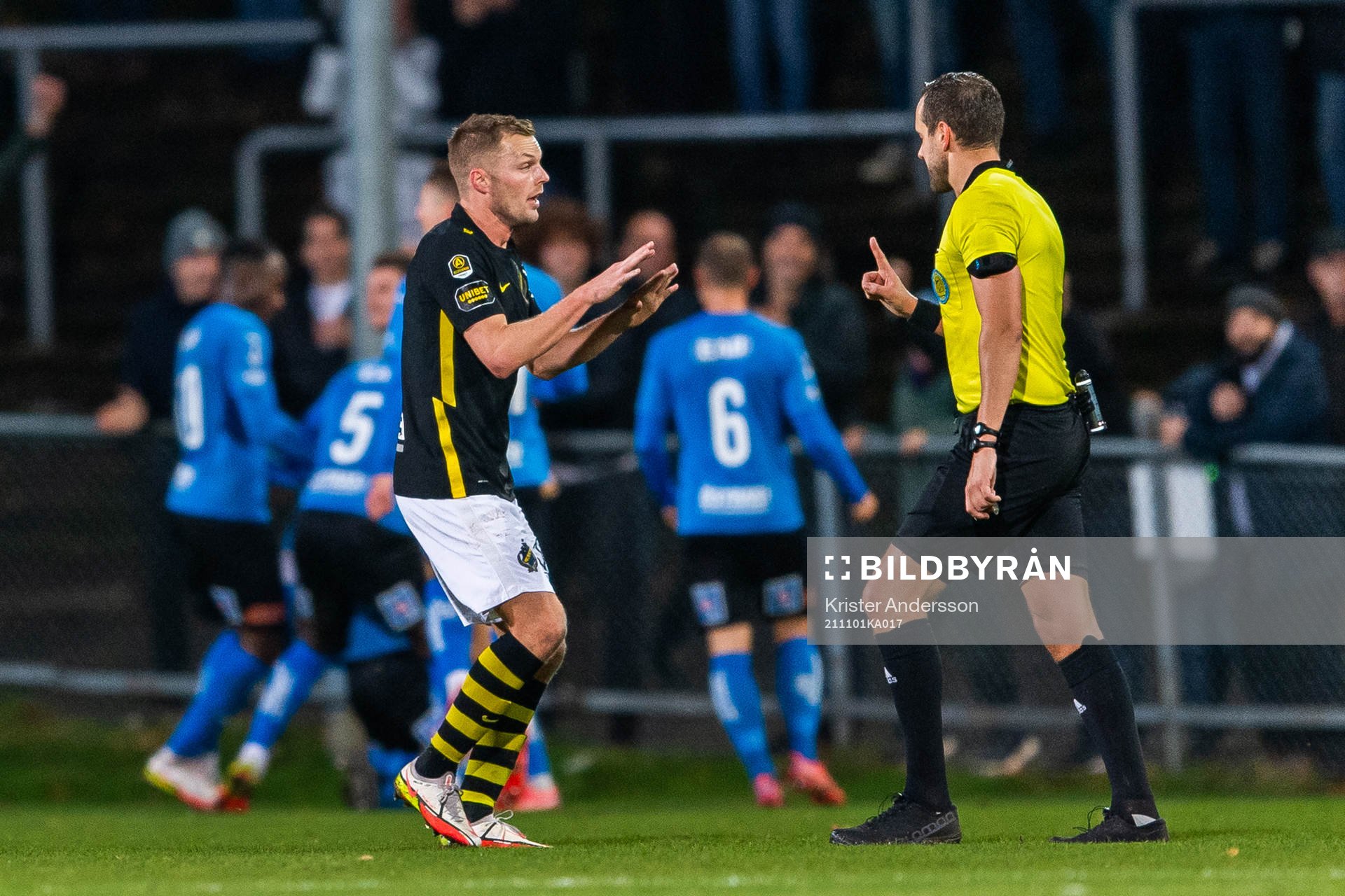 s Sebastian Larsson reagerar mot domaren