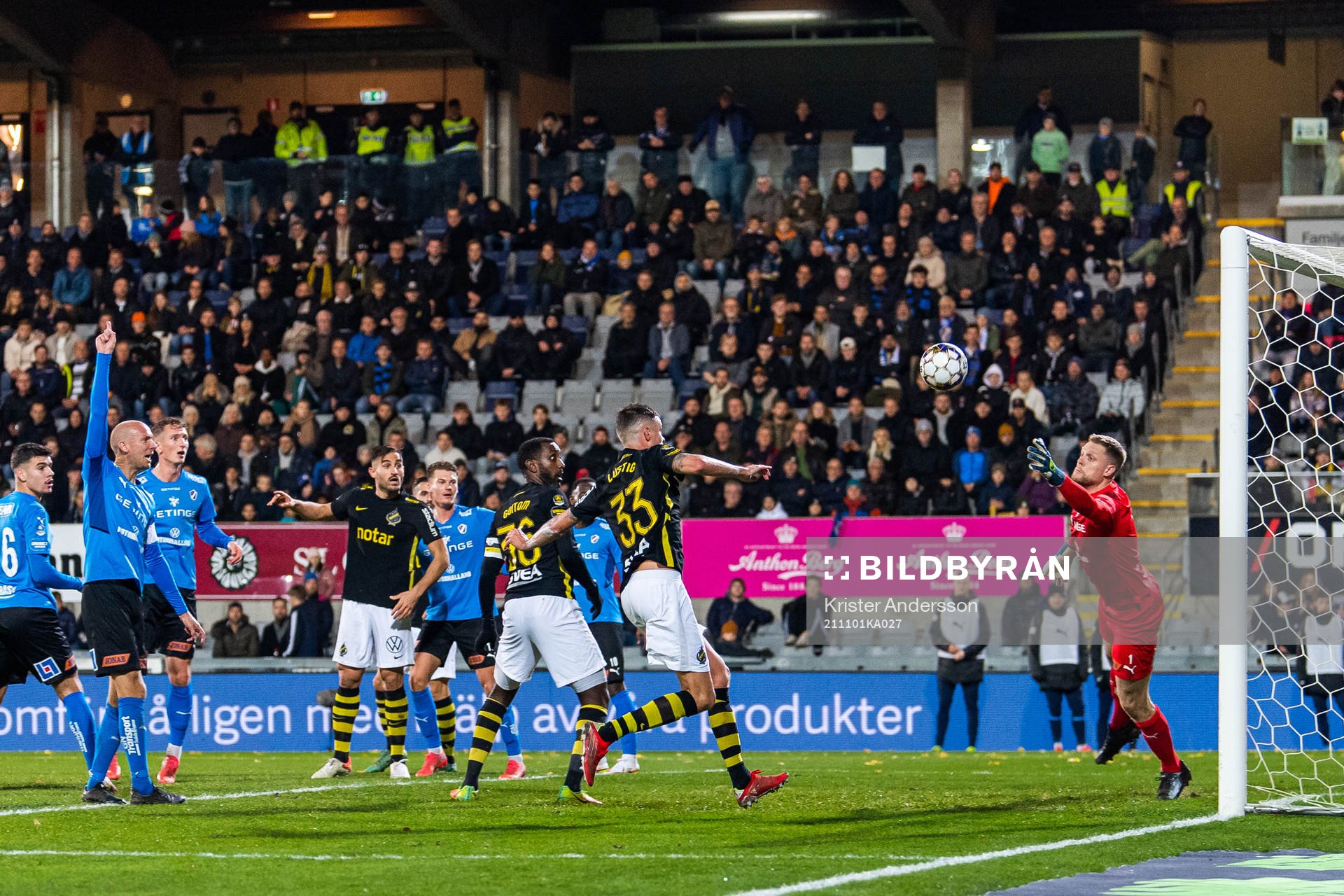 s Henok Goitom och Mikael Lustig ser Halmstads målvakt