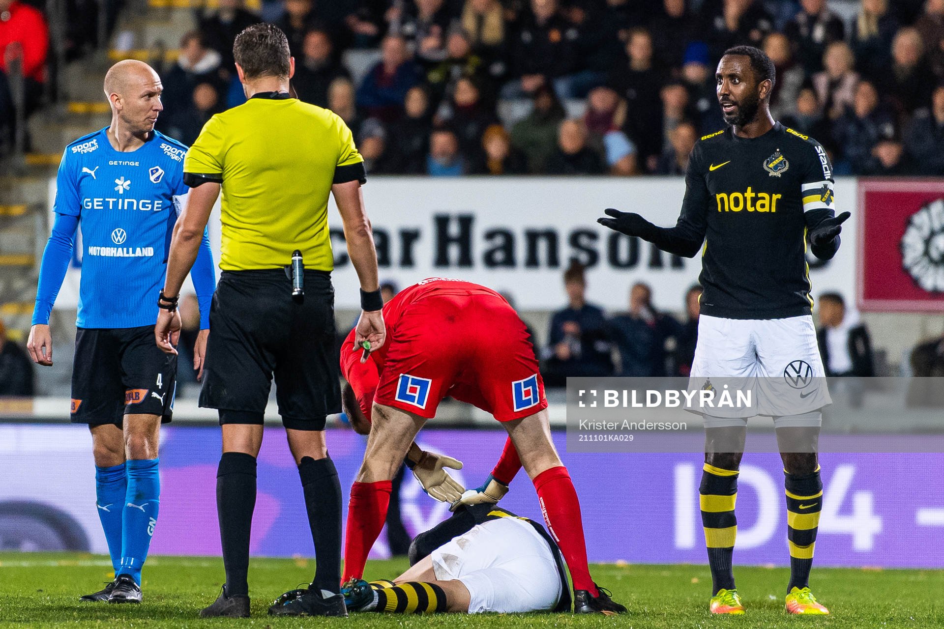 s Filip Rogic ses om av Halmstads målvakt Malkolm Nilsson