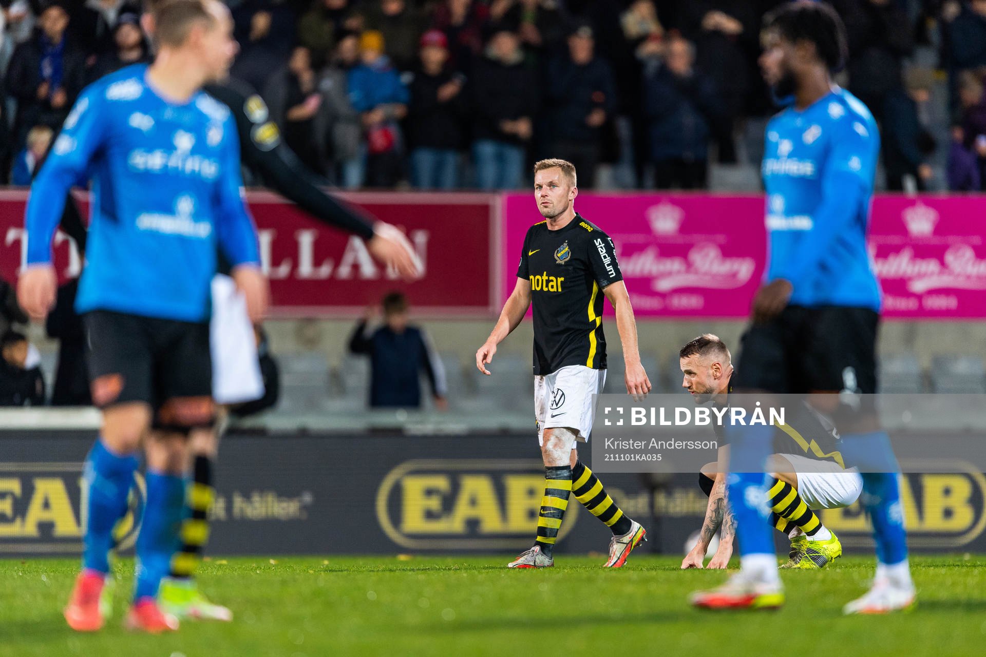 s Sebastian Larsson deppar med lagkamrater