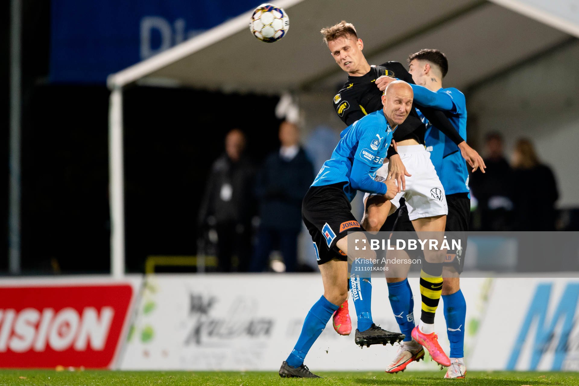 AIK:s Bojan Radulovic i kamp med Halmstads Andreas Johansson under fotbollsmatchen i Allsvenskan mellan Halmstad och AIK den 1 november 2021 i Halmstad. 