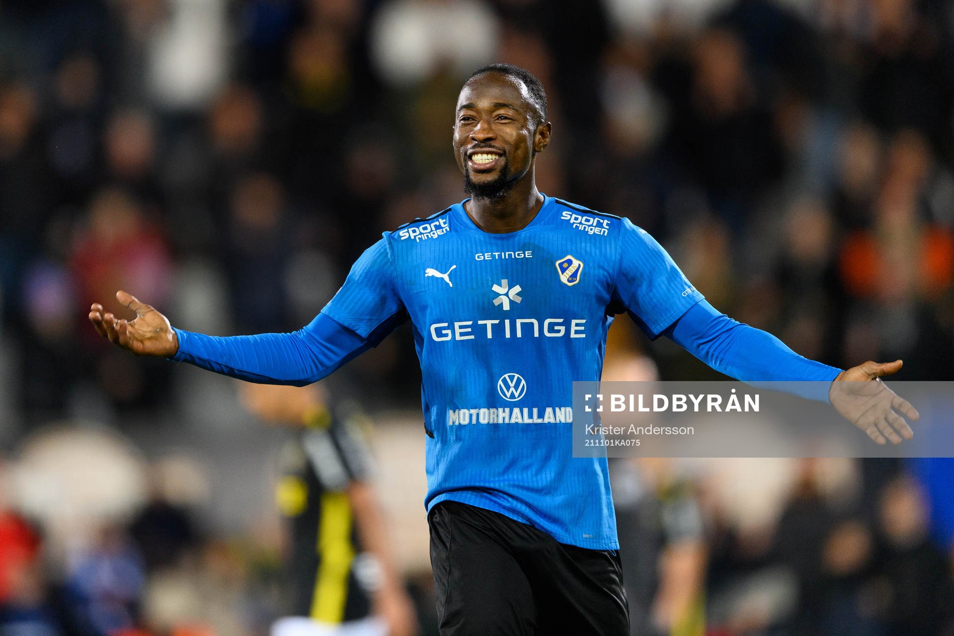 Halmstads Sadat Karim jublar efter fotbollsmatchen i Allsvenskan mellan Halmstad och AIK den 1 november 2021 i Halmstad. 