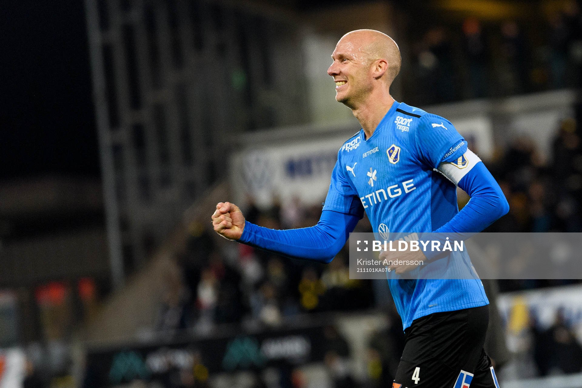 Halmstads Andreas Johansson jublar efter fotbollsmatchen i Allsvenskan mellan Halmstad och AIK den 1 november 2021 i Halmstad. 