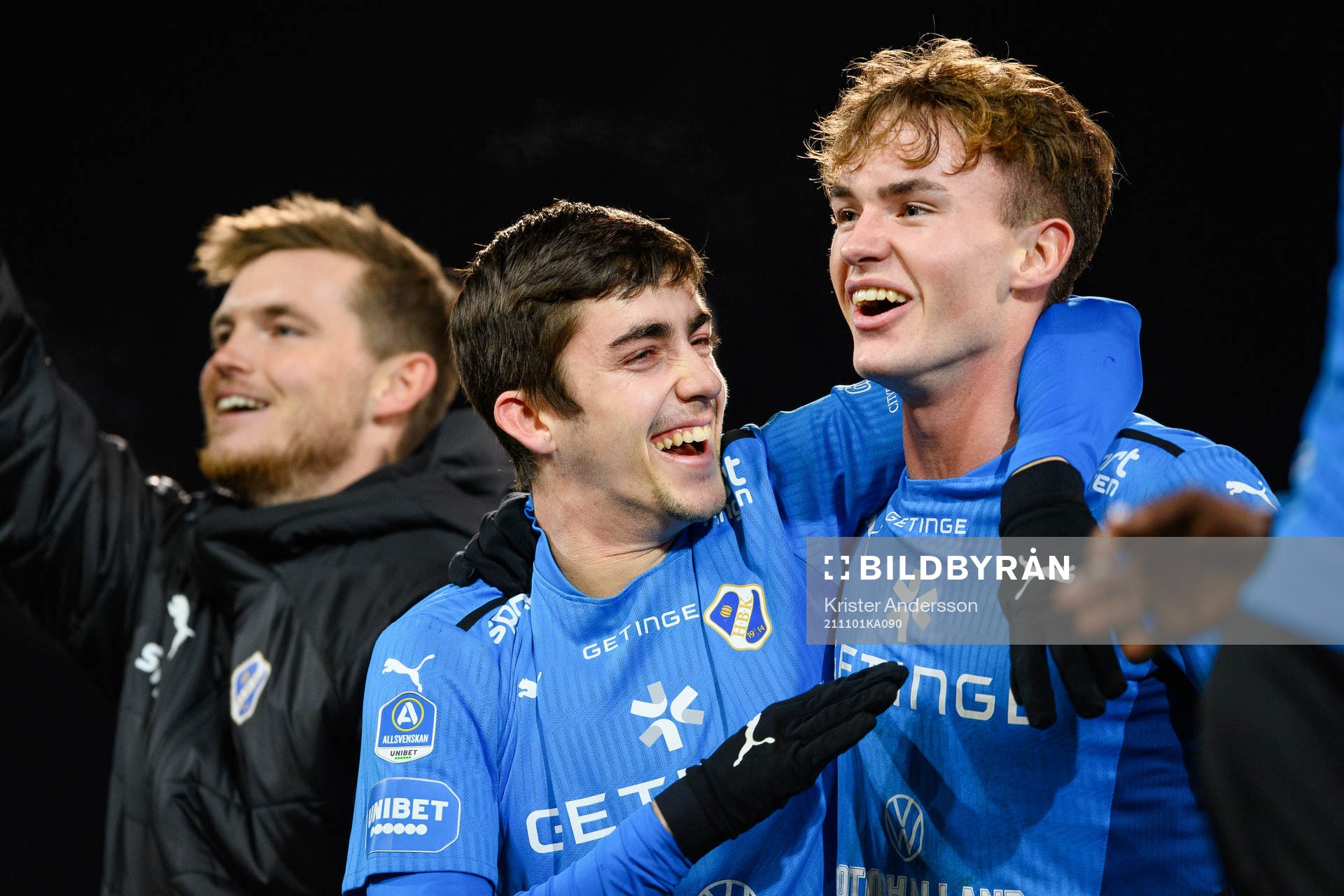Halmstads Emil Tot Wikström och Alexander Johansson jublar efter fotbollsmatchen i Allsvenskan mellan Halmstad och AIK den 1 november 2021 i Halmstad.